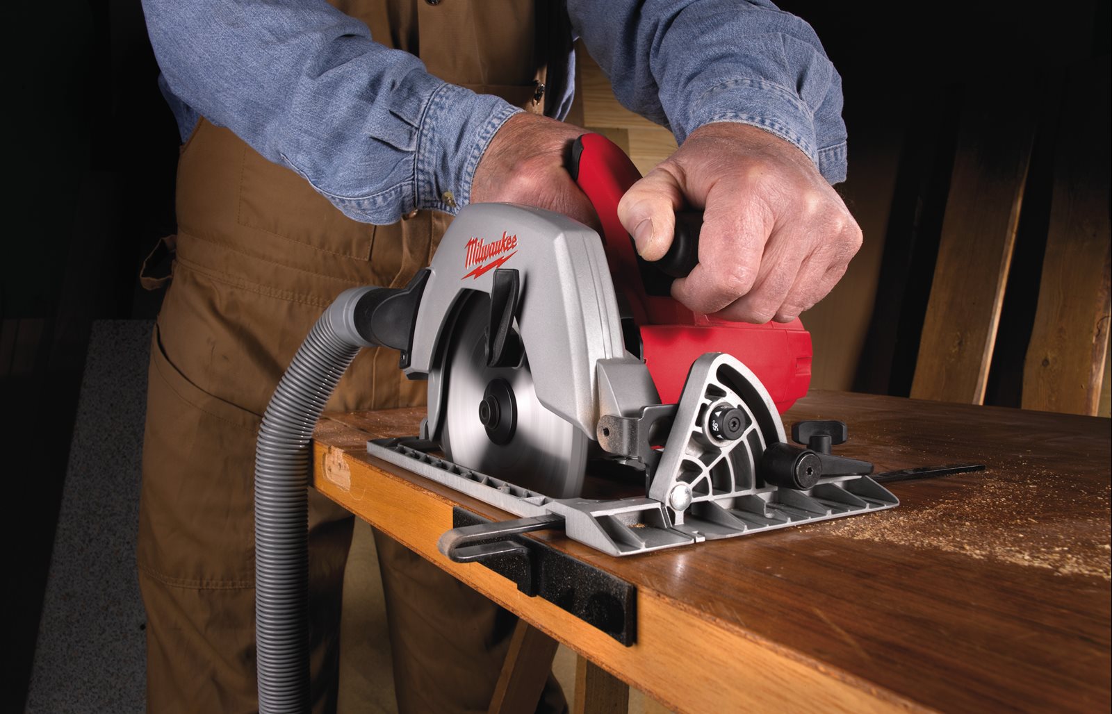 Fierăstrău circular 184 mm (adâncime de tăiere 61 mm) Milwaukee CS 60 - in utilizare 1