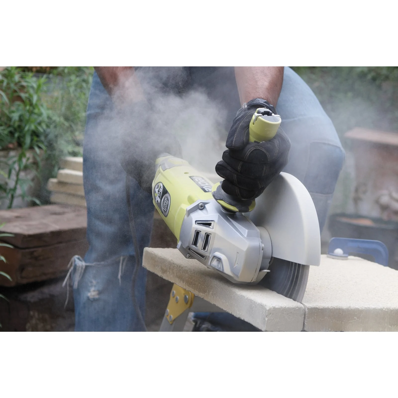 Polizor unghiular electric 2000 W, disc de 230 mm Ryobi EAG2000RS - in utilizare 1