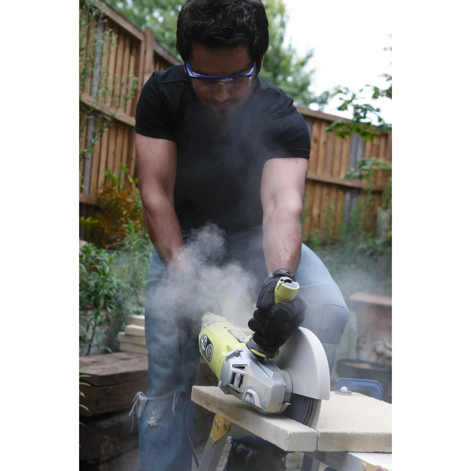 Polizor unghiular electric 2000 W, disc de 230 mm Ryobi EAG2000RS - in utilizare 3