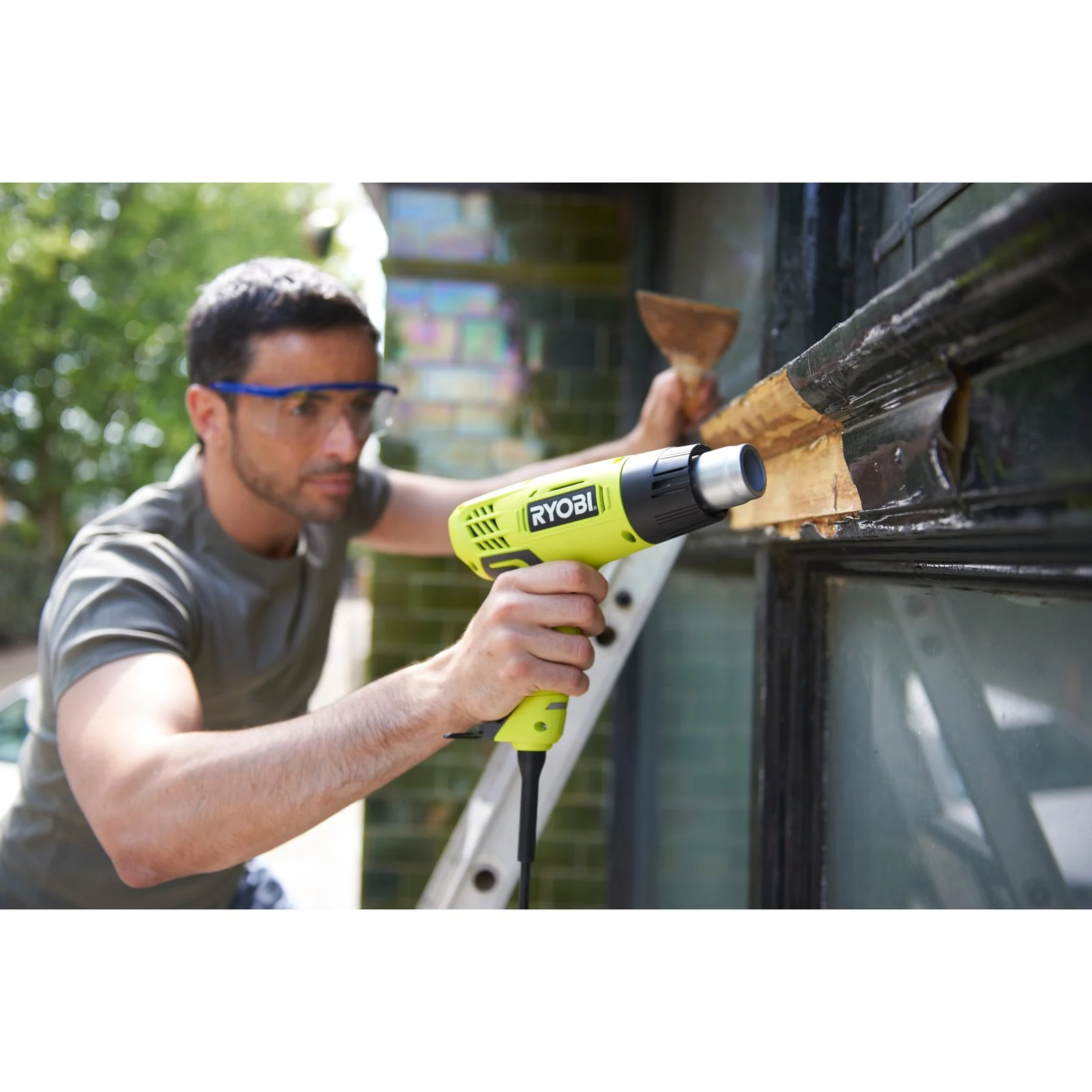 Pistol aer cald electric 2000 W cu afișaj LCD Ryobi EHG2020LCD - in utilizare 1