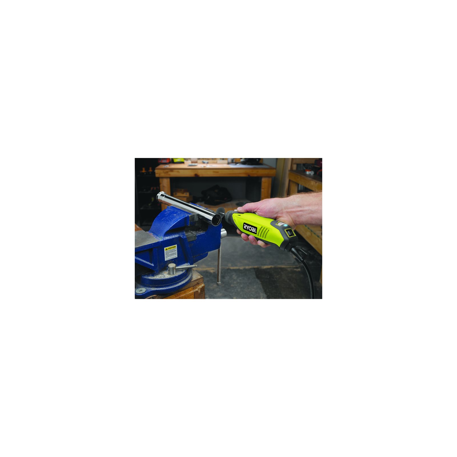 Sculă rotativă electrică 150 W cu 115 accesorii Ryobi EHT150V - in utilizare 1