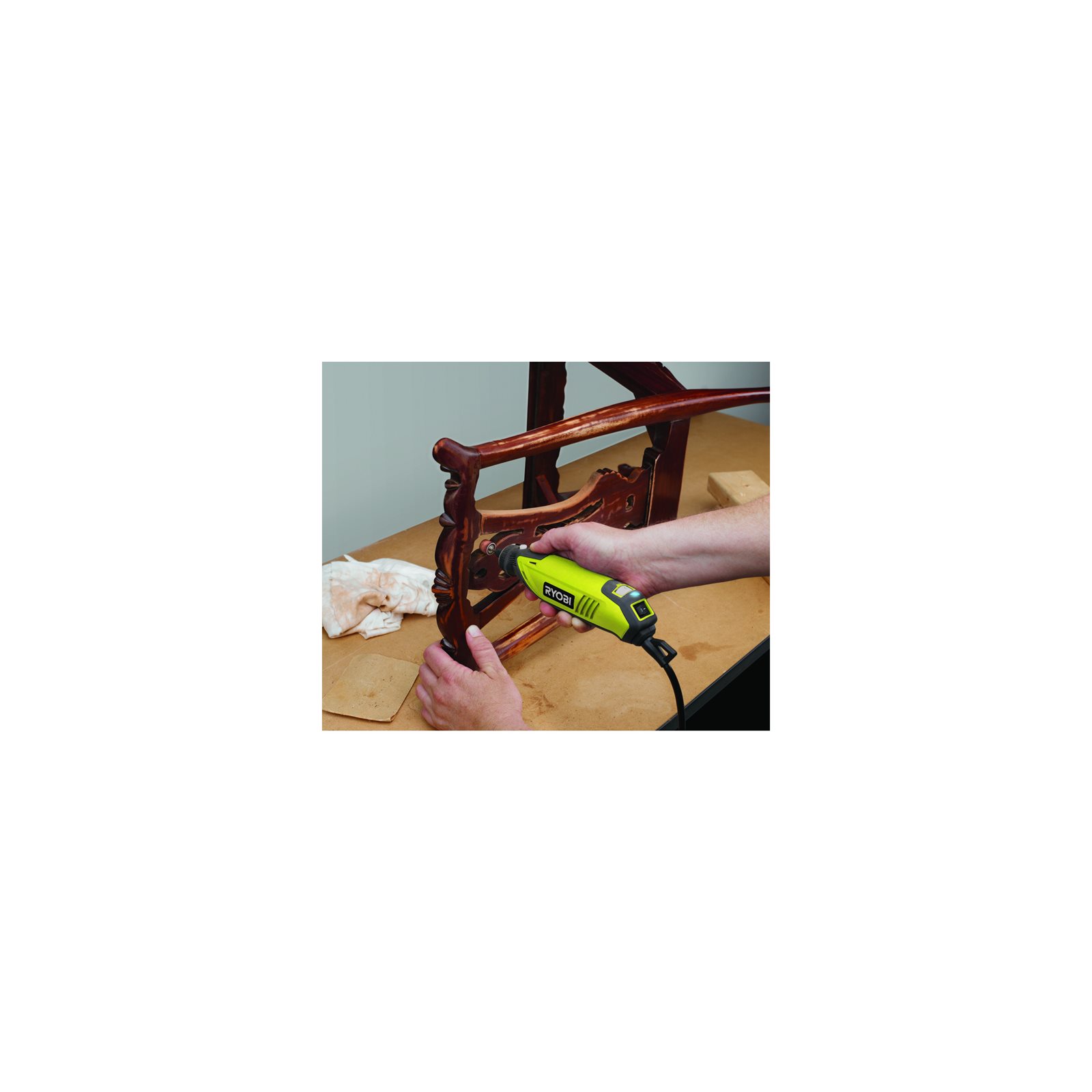 Sculă rotativă electrică 150 W cu 115 accesorii Ryobi EHT150V - in utilizare 2