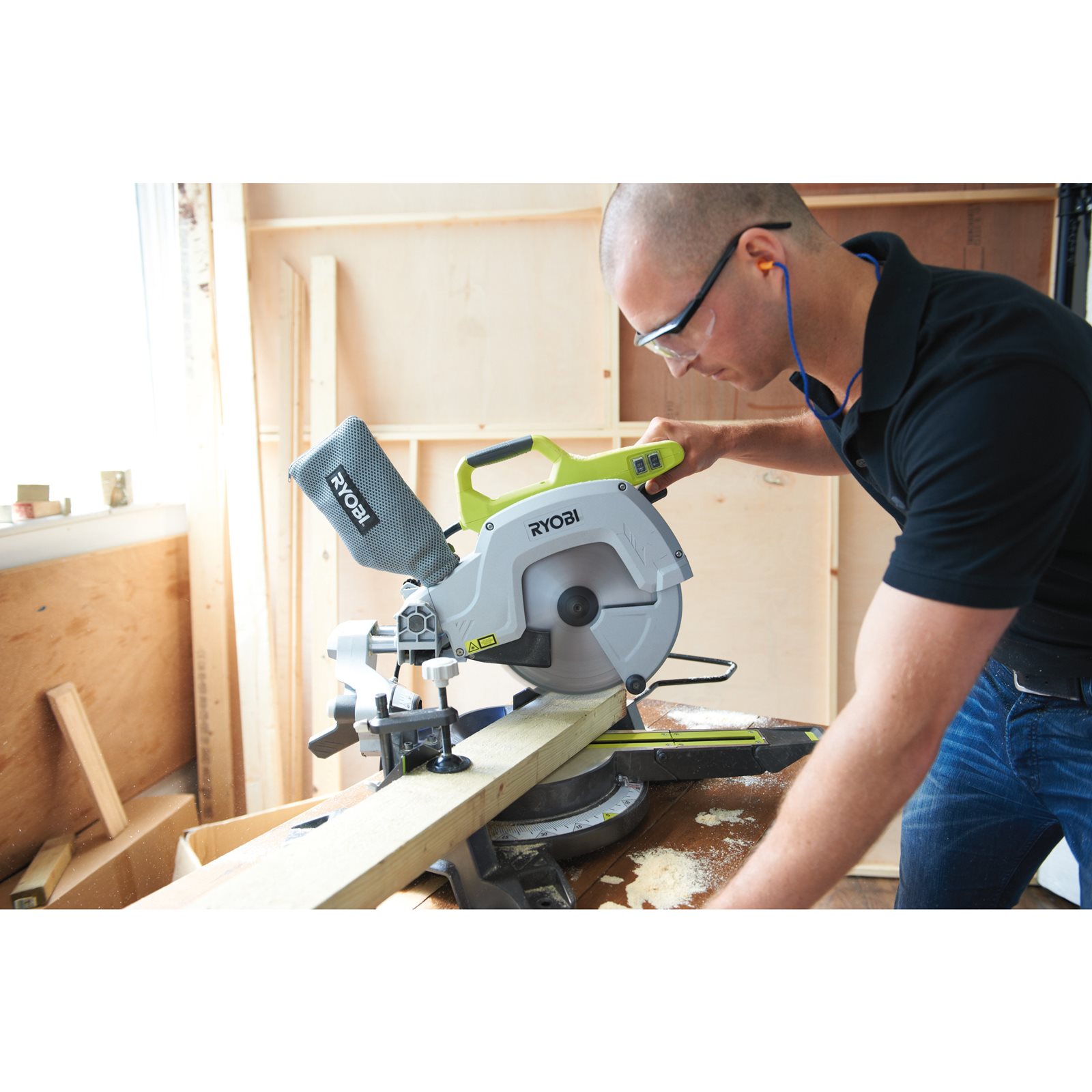 Fierăstrău debitor culisant 2000 W, pânză de 254 mm Ryobi EMS254L - in utilizare 1