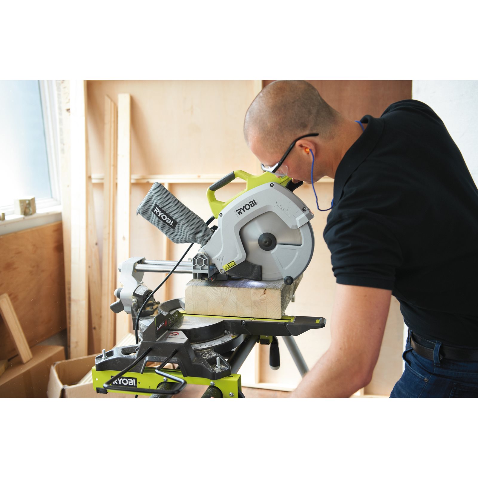 Fierăstrău debitor culisant 2000 W, pânză de 254 mm Ryobi EMS254L - in utilizare 2