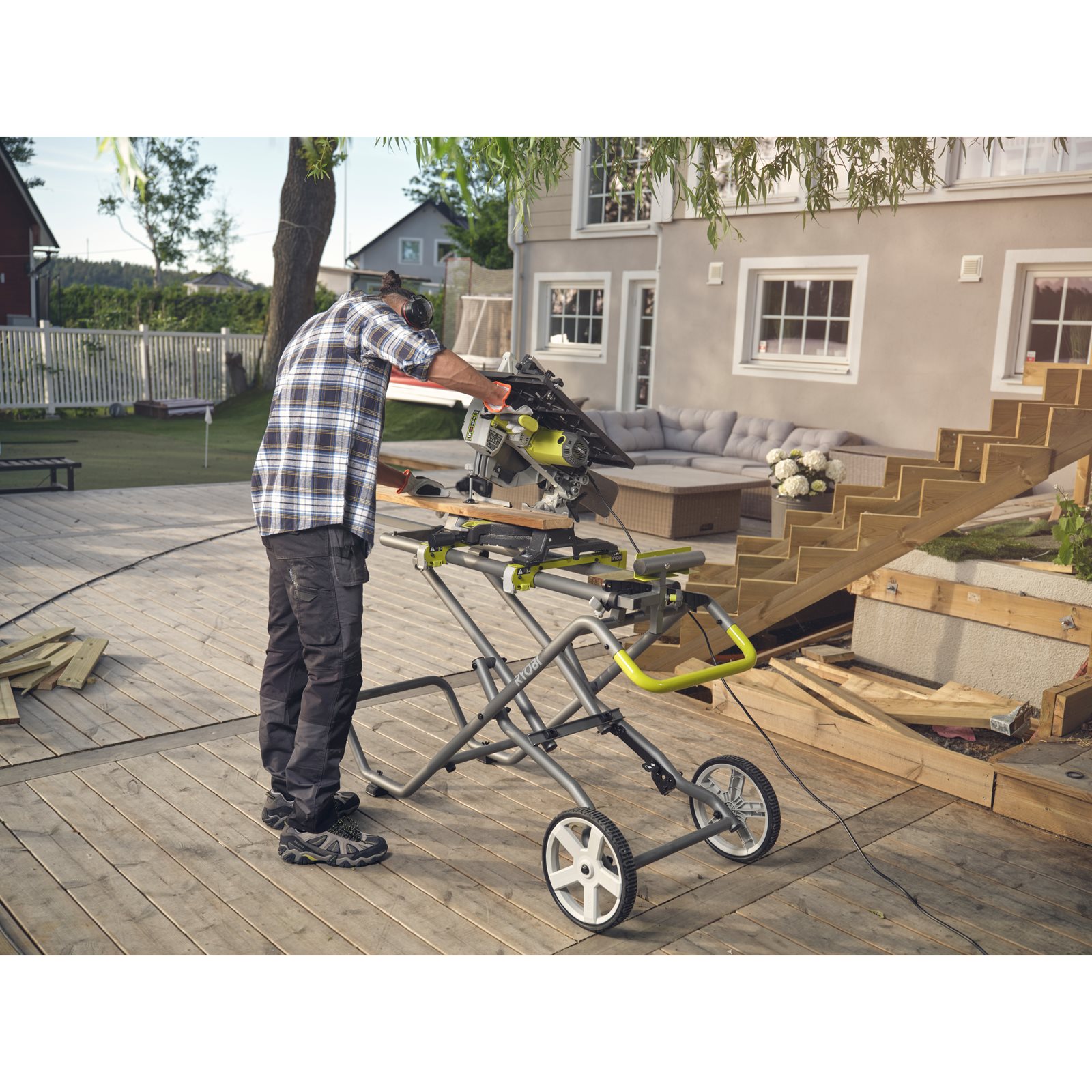 Fierăstrău debitor culisant 2000 W, pânză de 254 mm Ryobi EMS254L - in utilizare 4