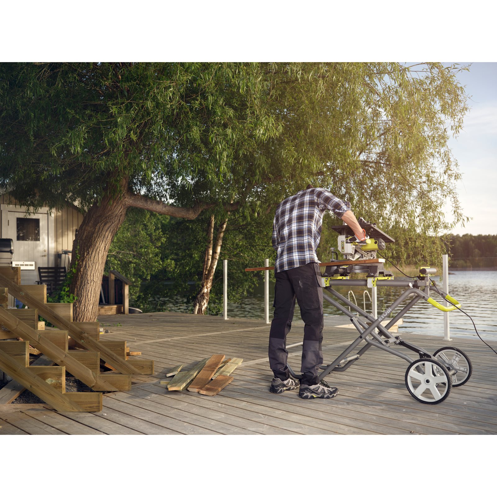 Fierăstrău debitor culisant 2000 W, pânză de 254 mm Ryobi EMS254L - in utilizare 5