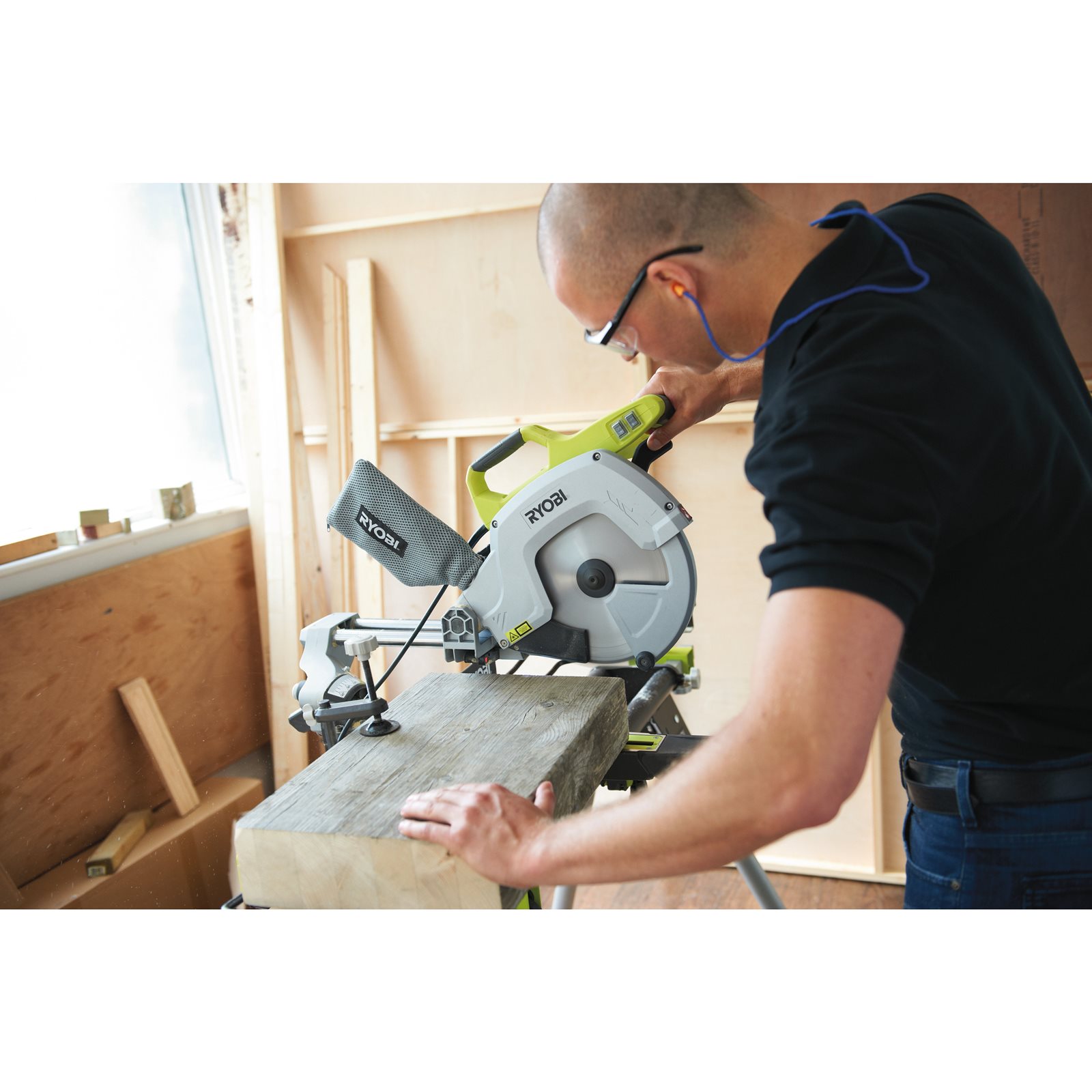 Fierăstrău debitor culisant 2000 W, pânză de 254 mm Ryobi EMS254L - in utilizare 6
