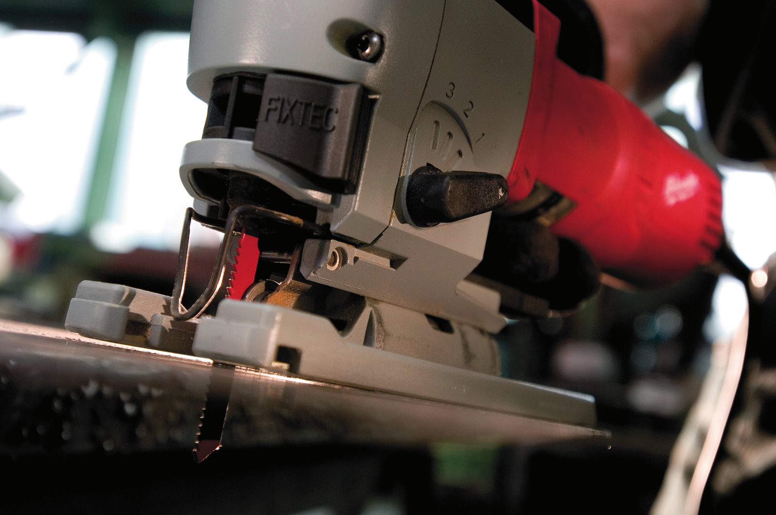 Fierăstrău pendular Heavy Duty Milwaukee FSPE 110 X - in utilizare 2