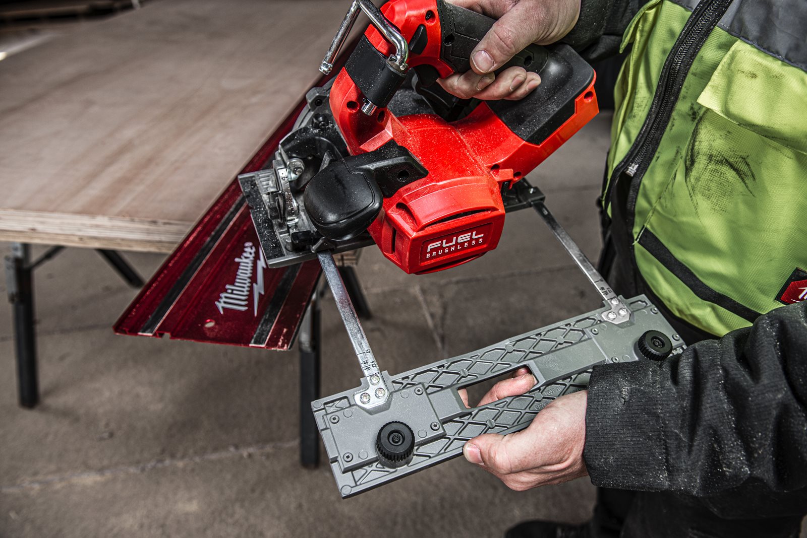 Adaptor șină de ghidare pentru fierăstrău circular M18 FUEL 165 mm Milwaukee GA-165 - in utilizare 1