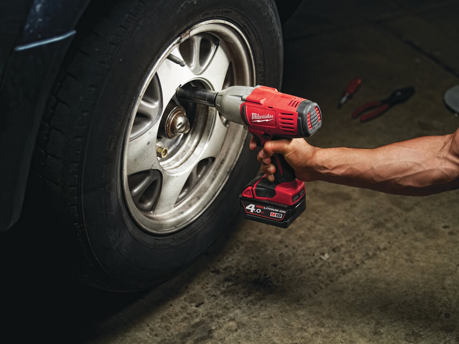 Mașină de înșurubat cu impact, cu bolț de fixare M18 Heavy Duty Milwaukee HD18 HIW-402C - in utilizare 1