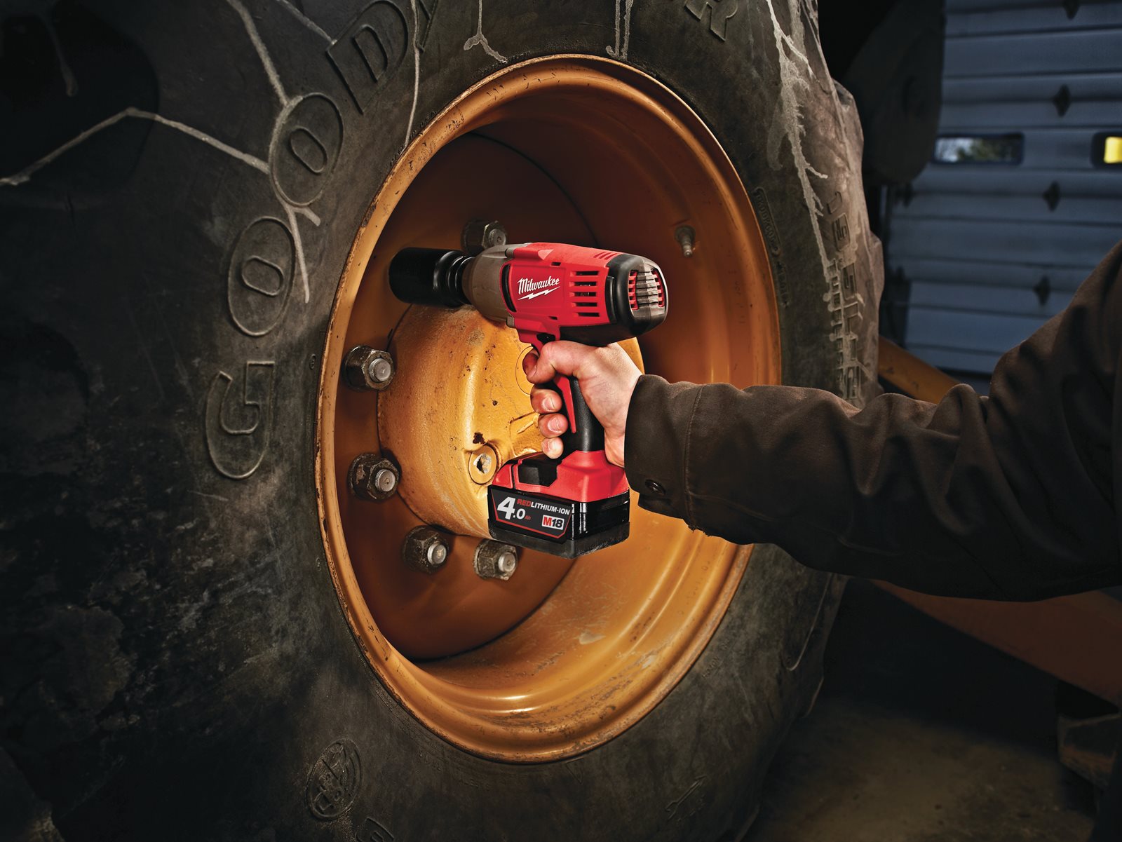 Mașină de înșurubat cu impact, cu bolț de fixare M18 Heavy Duty Milwaukee HD18 HIW-402C - in utilizare 2