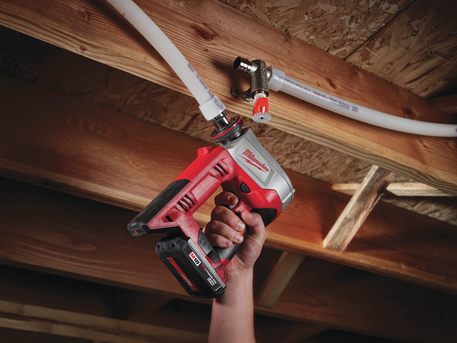 Dispozitiv pentru lărgire M18 UPONOR Q&E Milwaukee HD18 PXP-H06202C - in utilizare 1