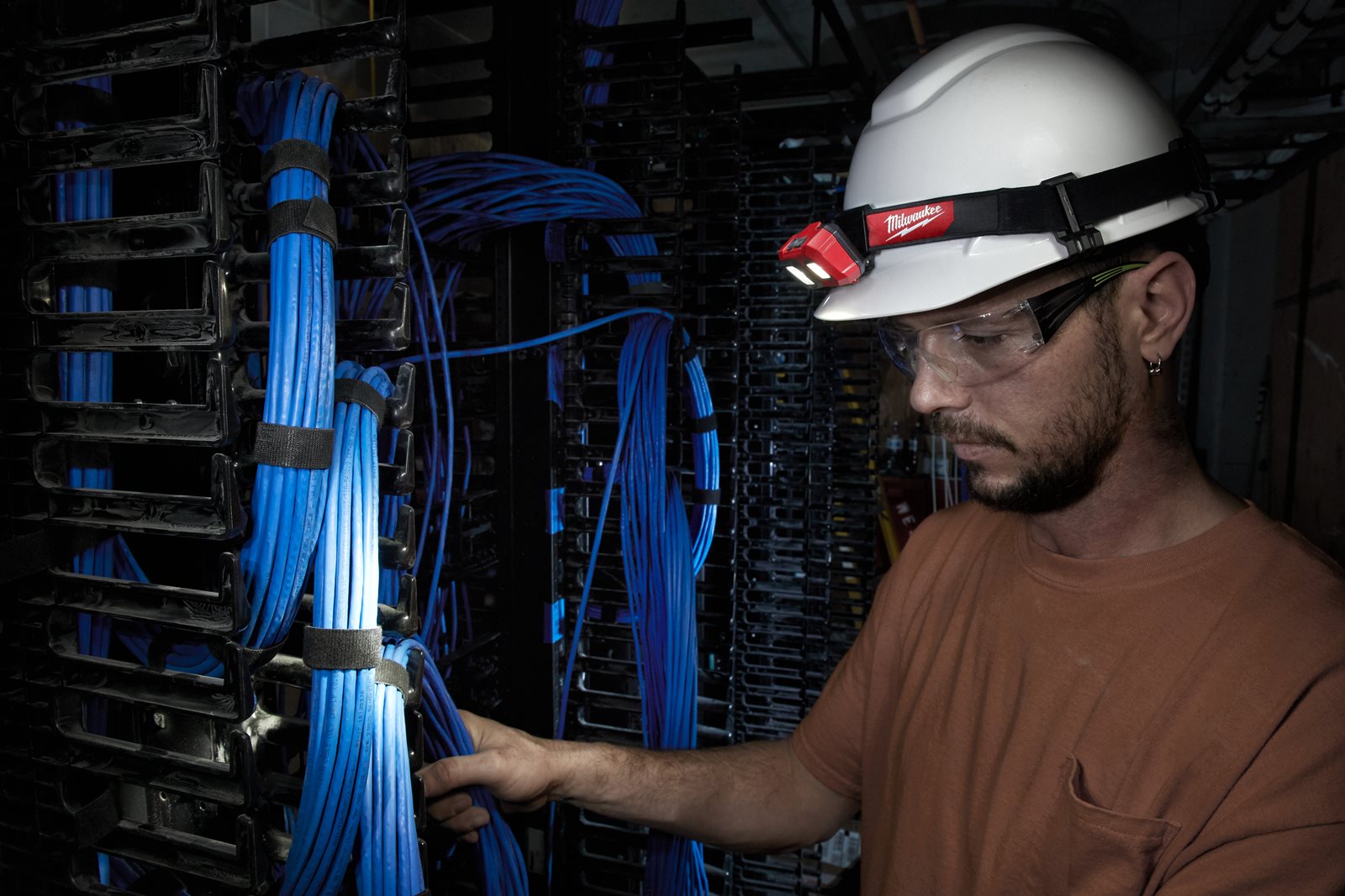 Lanternă frontală cu baterii Milwaukee HL-SF - in utilizare 5
