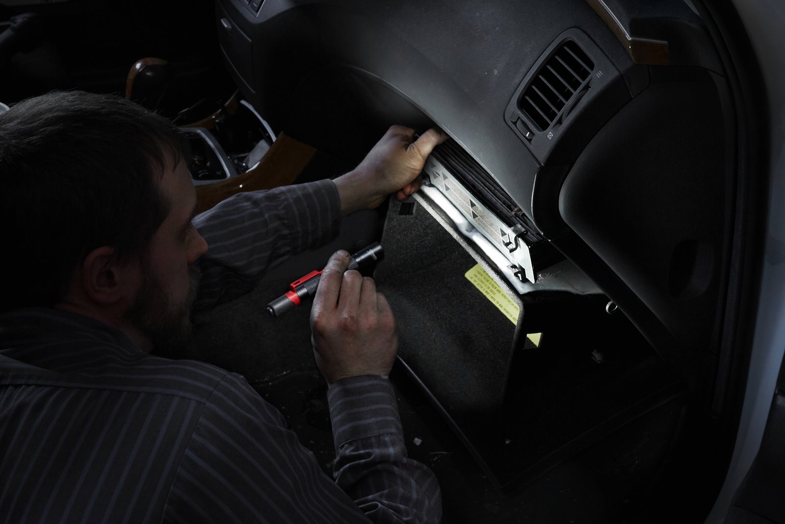Lanternă tip stilou cu baterii Milwaukee IPL-LED - in utilizare 1