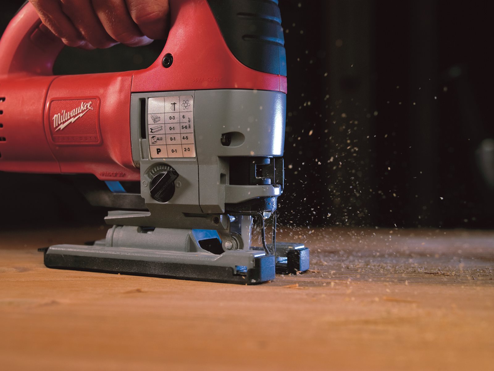 Fierăstrău pendular Heavy Duty, cu mâner superior Milwaukee JSPE 135 TX - in utilizare 1