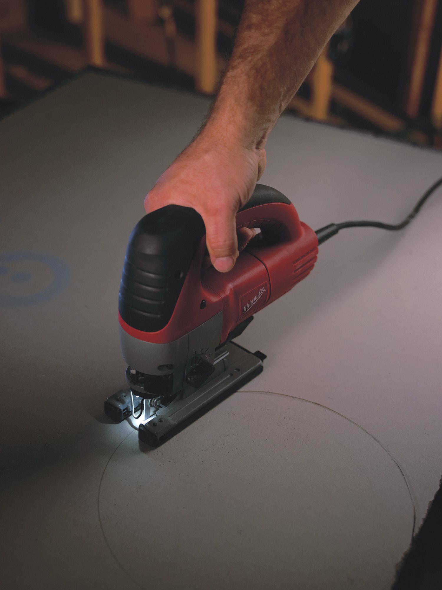 Fierăstrău pendular Heavy Duty, cu mâner superior Milwaukee JSPE 135 TX - in utilizare 2