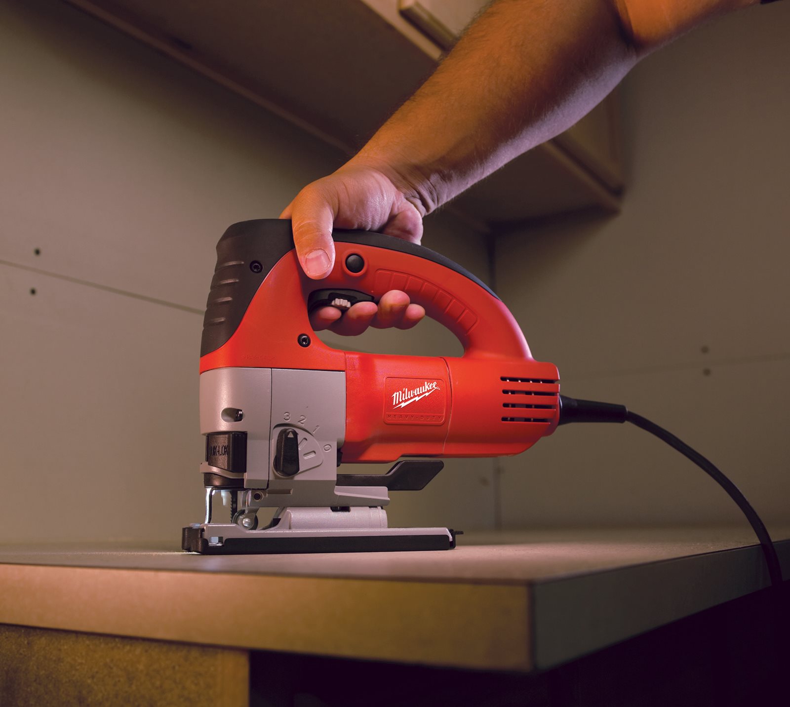 Fierăstrău pendular Heavy Duty, cu mâner superior Milwaukee JSPE 135 TX - in utilizare 3