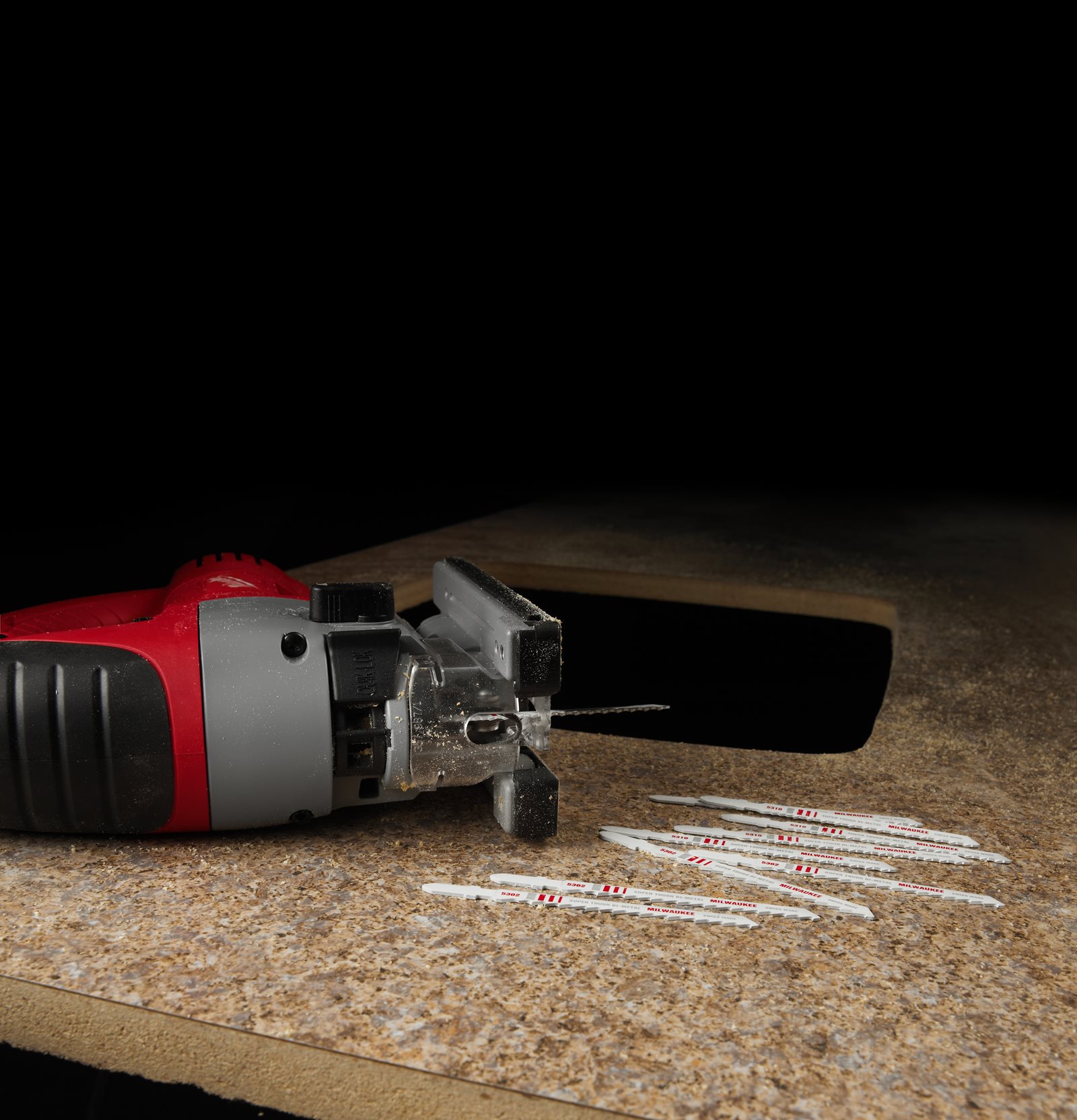 Fierăstrău pendular Heavy Duty, cu mâner superior Milwaukee JSPE 135 TX - in utilizare 4