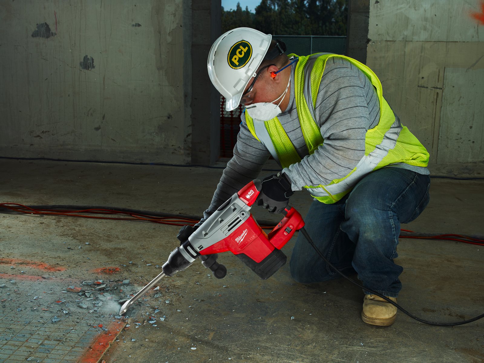 Ciocan rotopercutor SDS-Max pentru găurire și dăltuire 5 kg Milwaukee K 545 S - in utilizare 1
