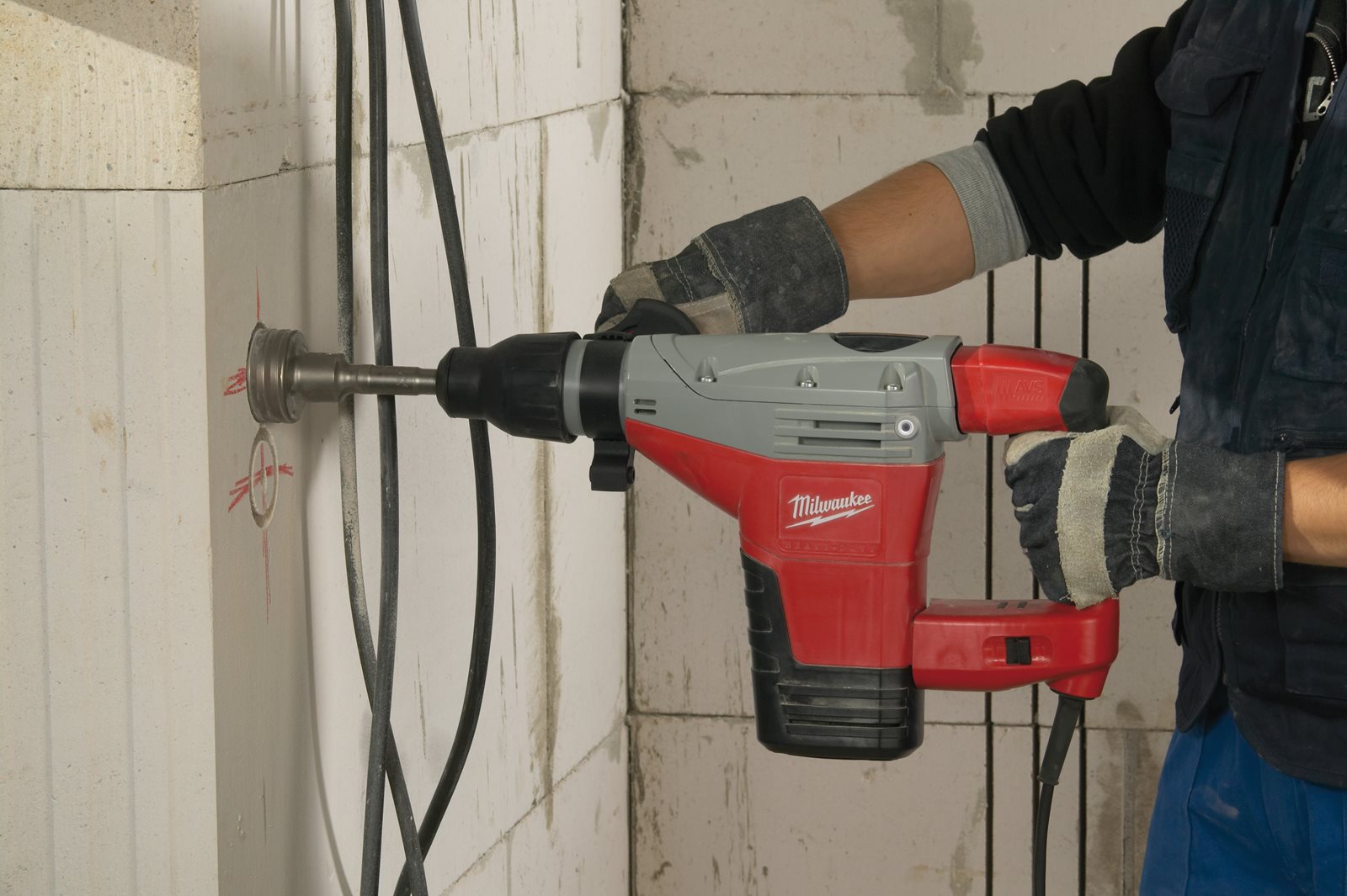 Ciocan rotopercutor SDS-Max pentru găurire și dăltuire 5 kg Milwaukee K 545 S - in utilizare 2