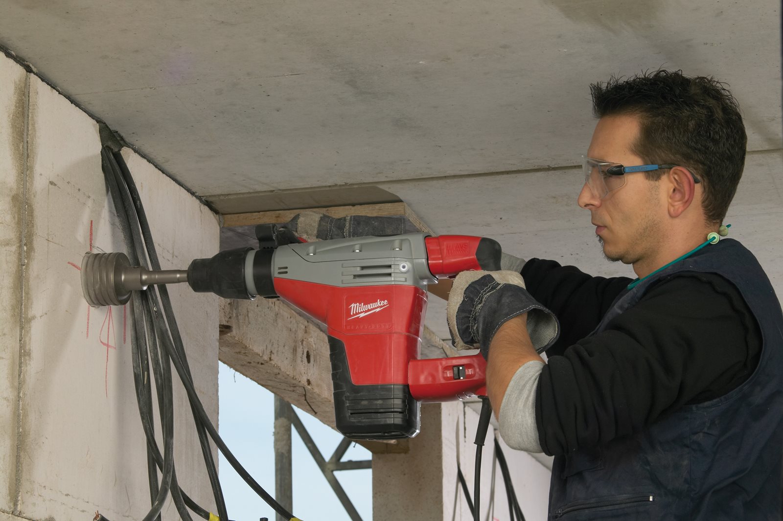 Ciocan rotopercutor SDS-Max pentru găurire și dăltuire 5 kg Milwaukee K 545 S - in utilizare 6