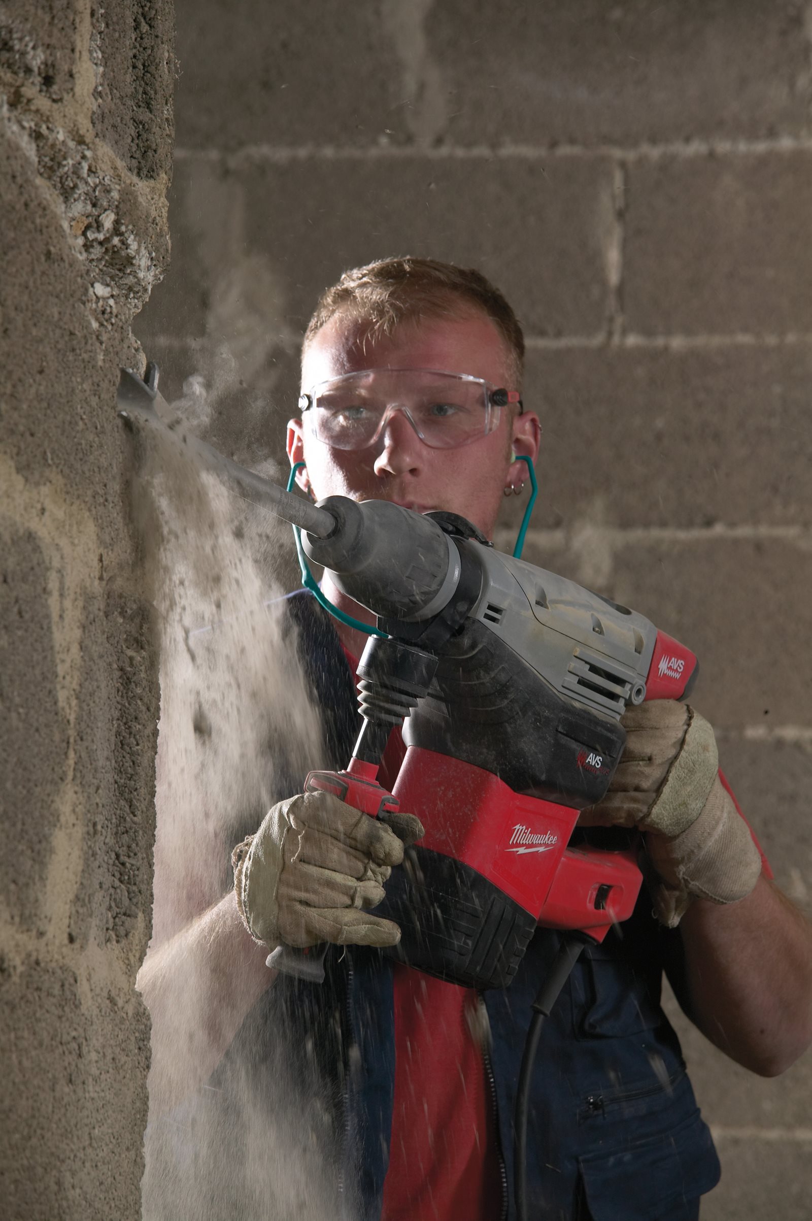 Ciocan rotopercutor SDS-Max pentru găurire și dăltuire 7 kg Milwaukee K 750 S - in utilizare 1