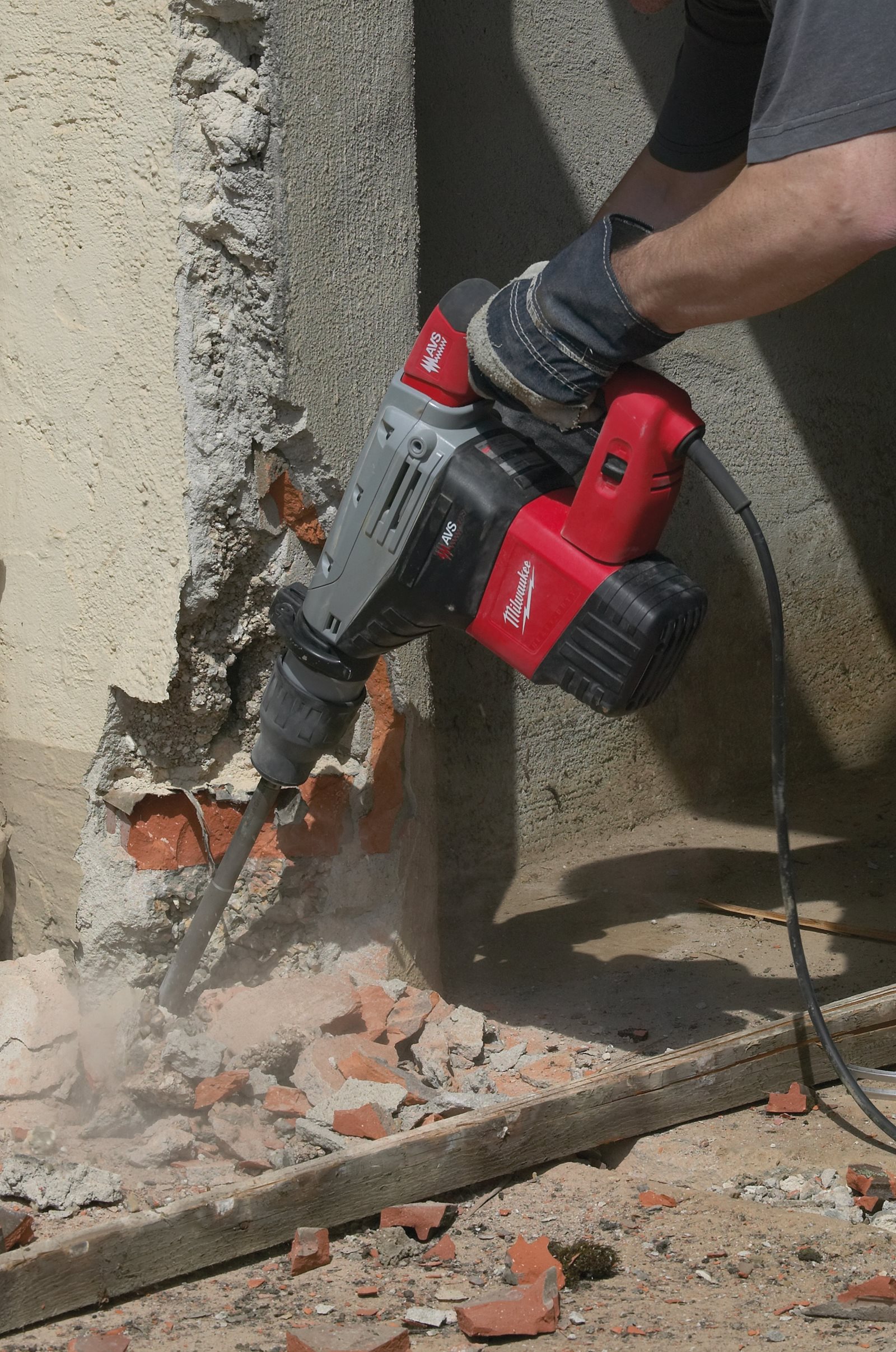 Ciocan rotopercutor SDS-Max pentru găurire și dăltuire 7 kg Milwaukee K 750 S - in utilizare 2
