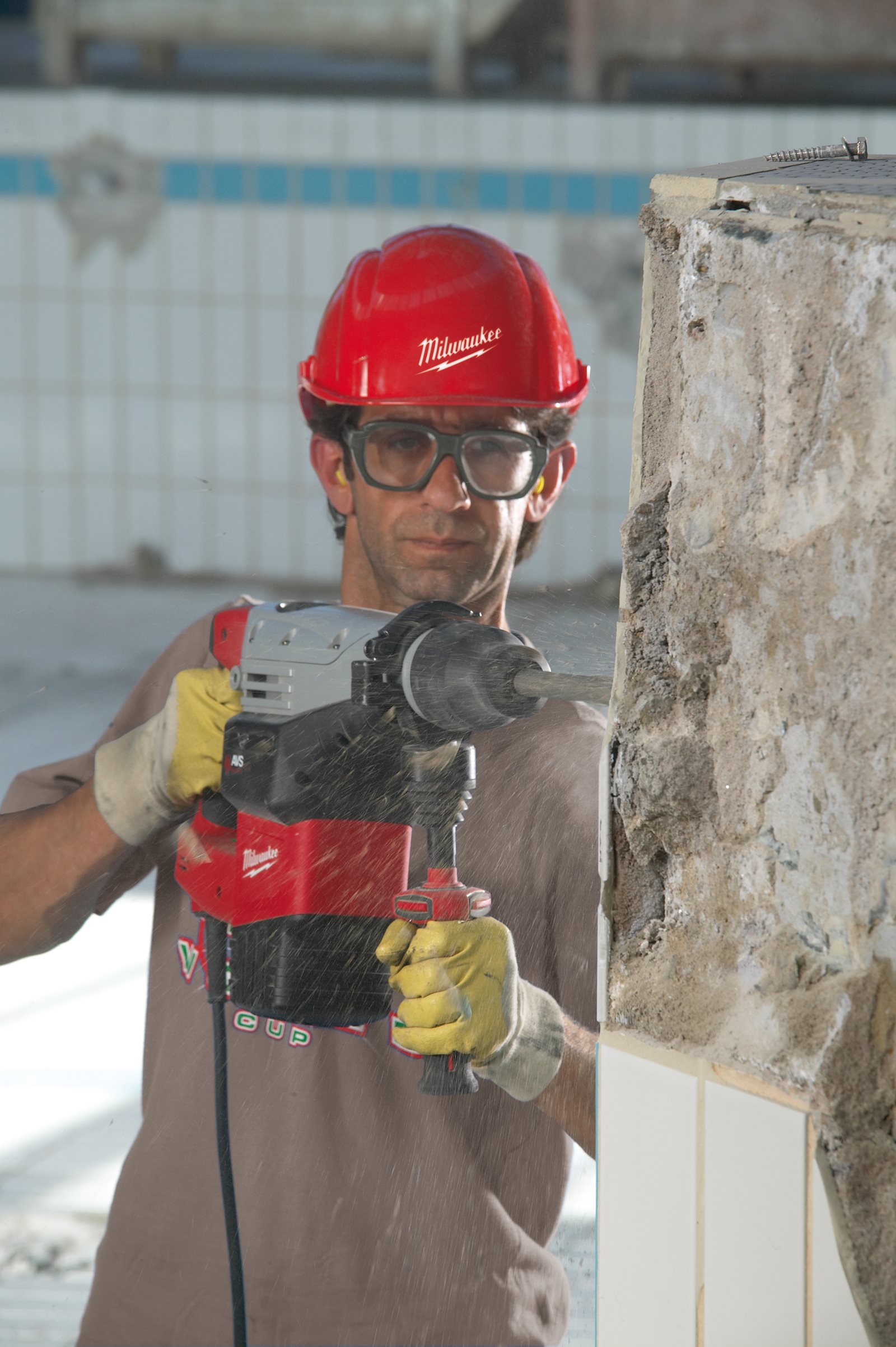 Ciocan rotopercutor SDS-Max pentru găurire și dăltuire 7 kg Milwaukee K 750 S - in utilizare 3