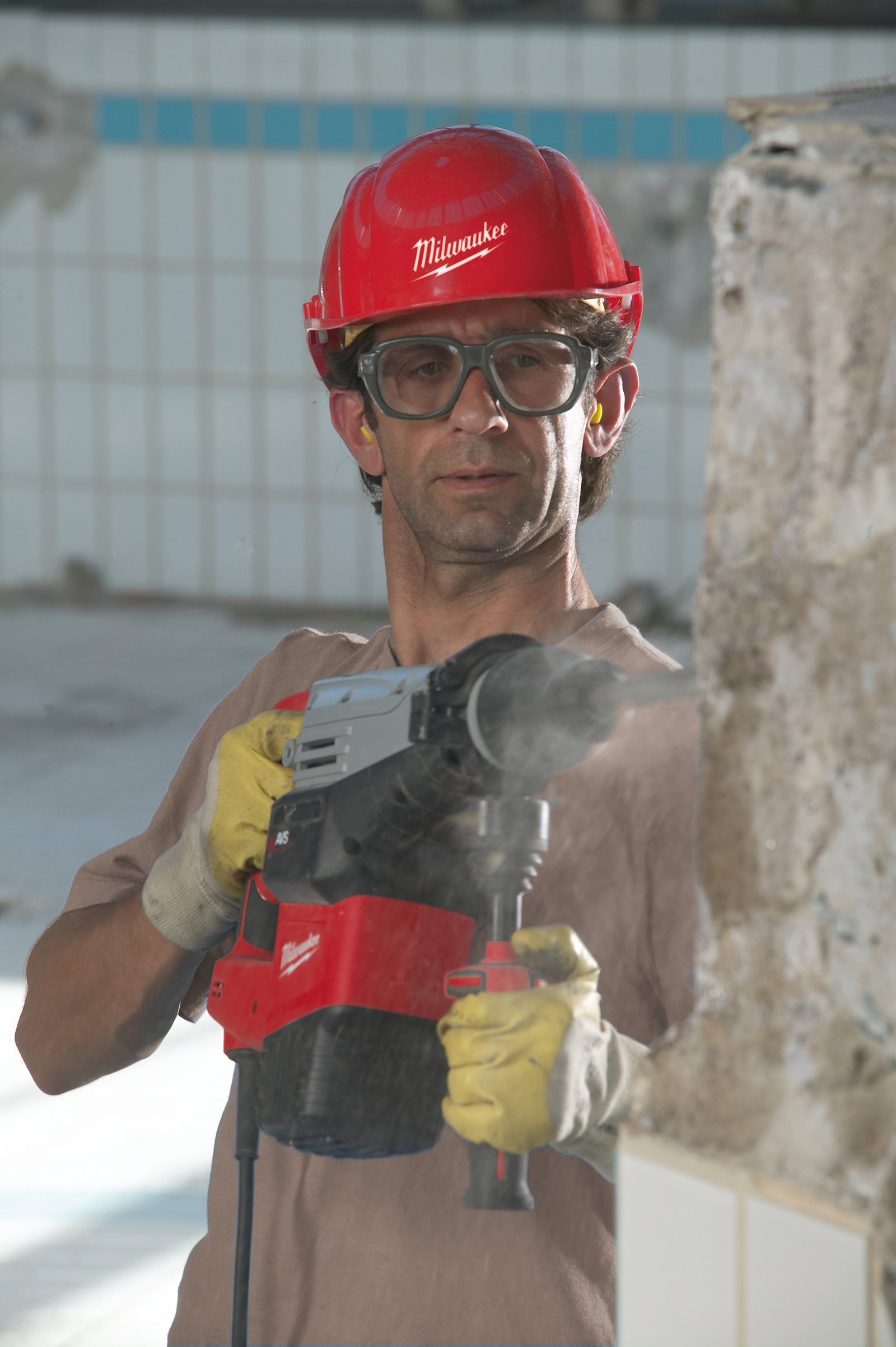 Ciocan rotopercutor SDS-Max pentru găurire și dăltuire 7 kg Milwaukee K 750 S - in utilizare 4