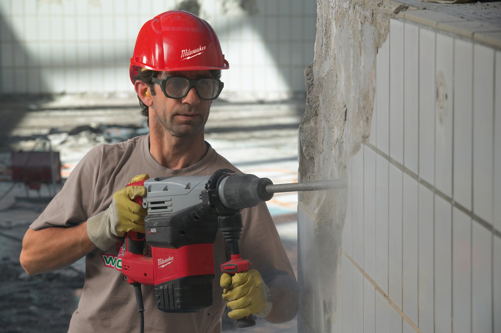 Ciocan rotopercutor SDS-Max pentru găurire și dăltuire 7 kg Milwaukee K 750 S - in utilizare 6