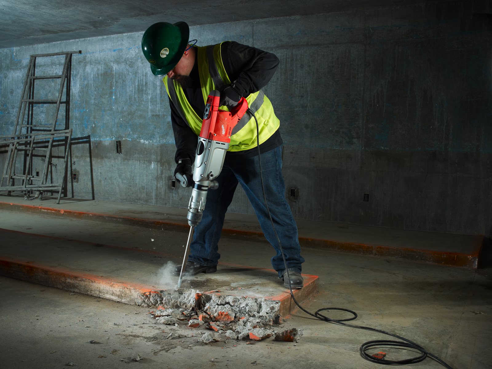 Ciocan rotopercutor SDS-Max pentru găurire și dăltuire 10 kg Milwaukee K 950 S - in utilizare 1