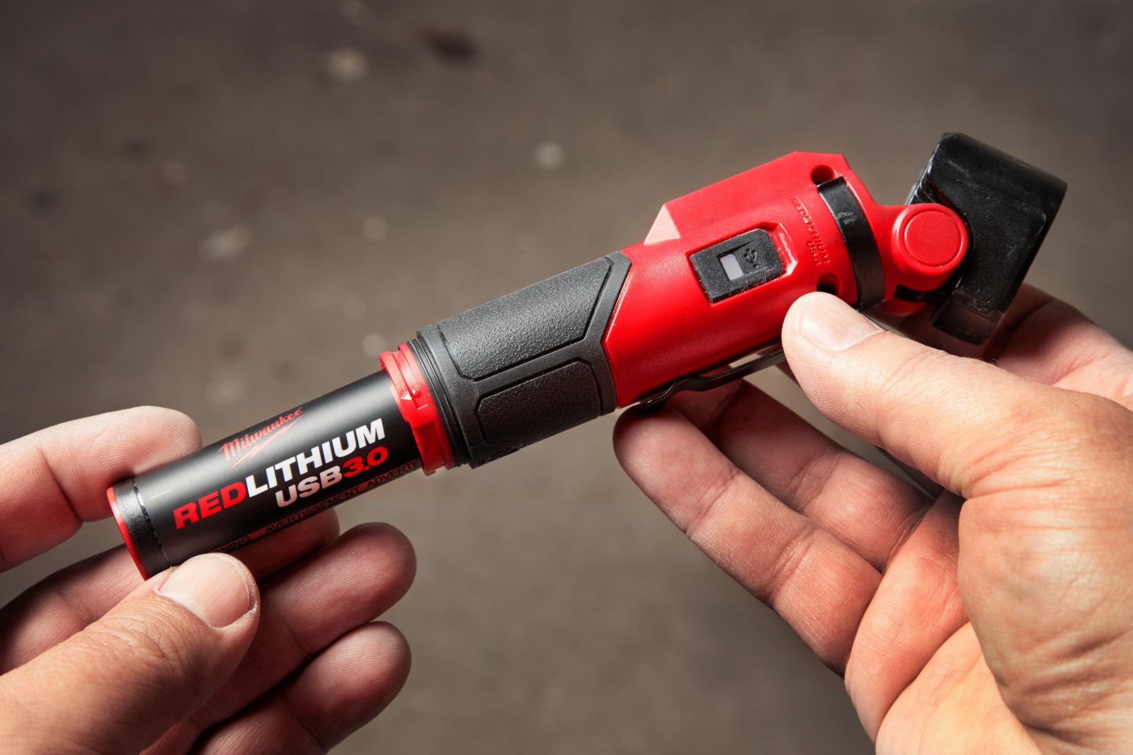 Acumulator 3.0 Ah REDLITHIUM USB Milwaukee L4 B3 - in utilizare 3