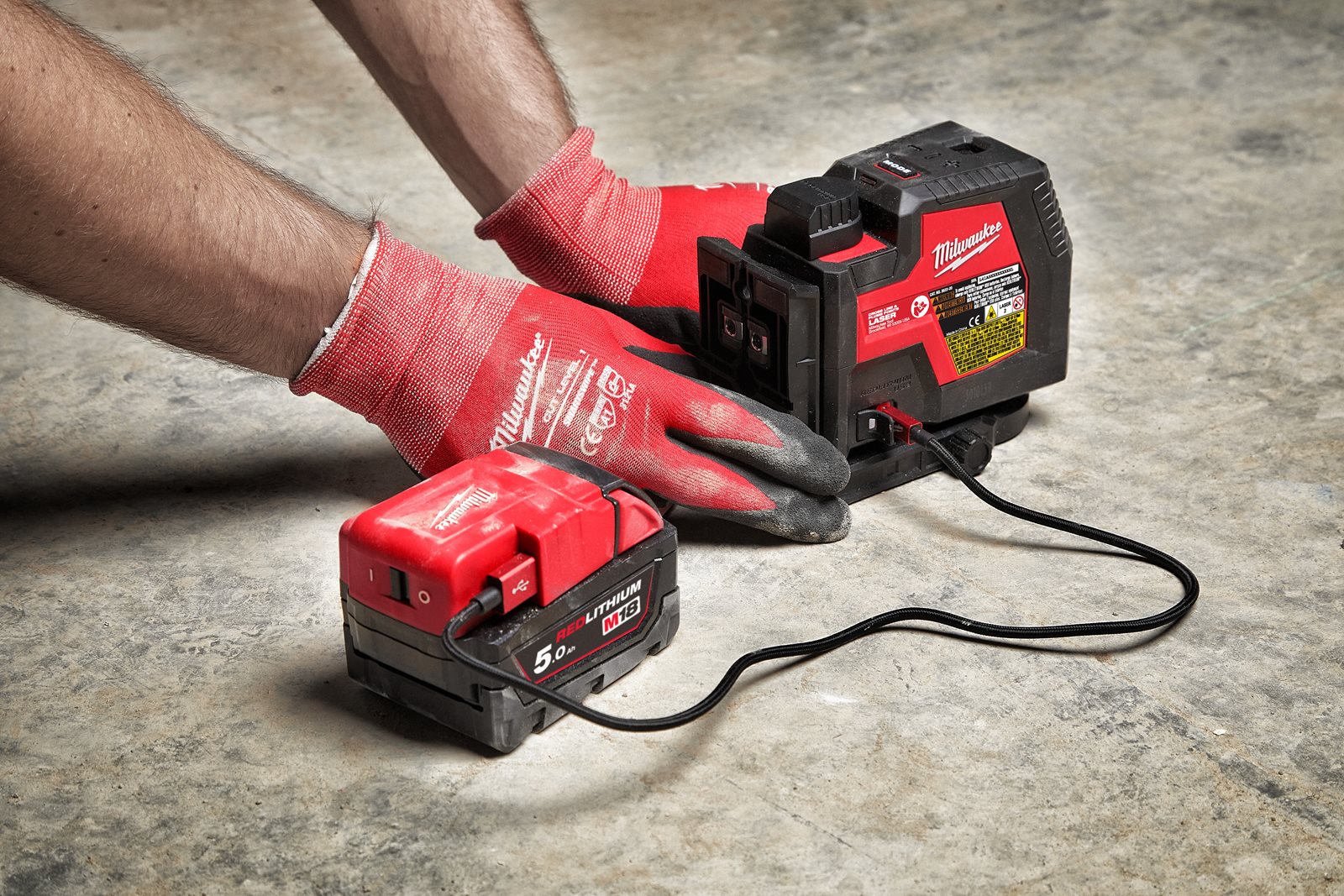 Nivelă laser în cruce cu funcție de plumb, fascicul verde, reîncărcabilă REDLITHIUM USB Milwaukee L4 CLLP-301C - in utilizare 10