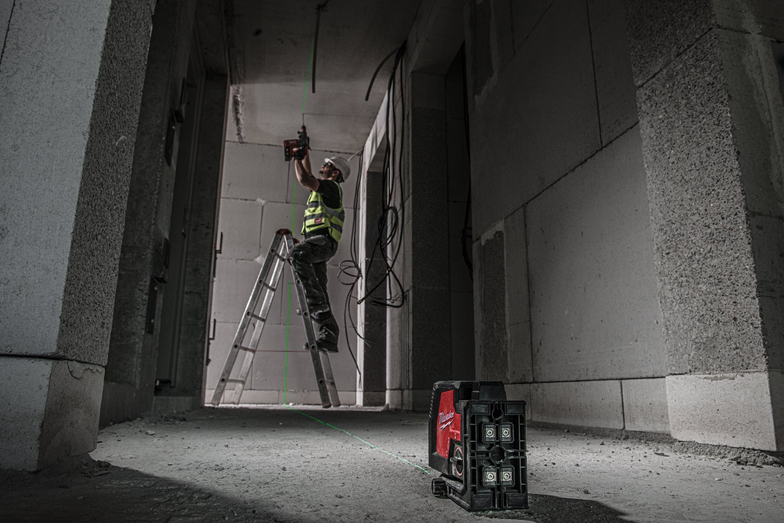 Nivelă laser în cruce cu funcție de plumb, fascicul verde, reîncărcabilă REDLITHIUM USB Milwaukee L4 CLLP-301C - in utilizare 11