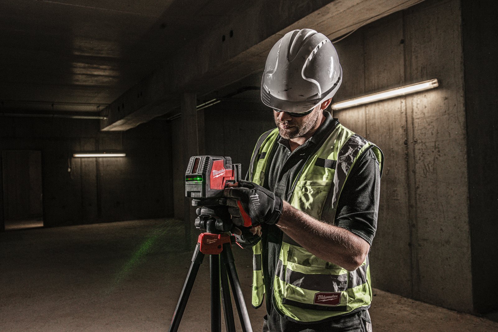 Nivelă laser în cruce cu funcție de plumb, fascicul verde, reîncărcabilă REDLITHIUM USB Milwaukee L4 CLLP-301C - in utilizare 12