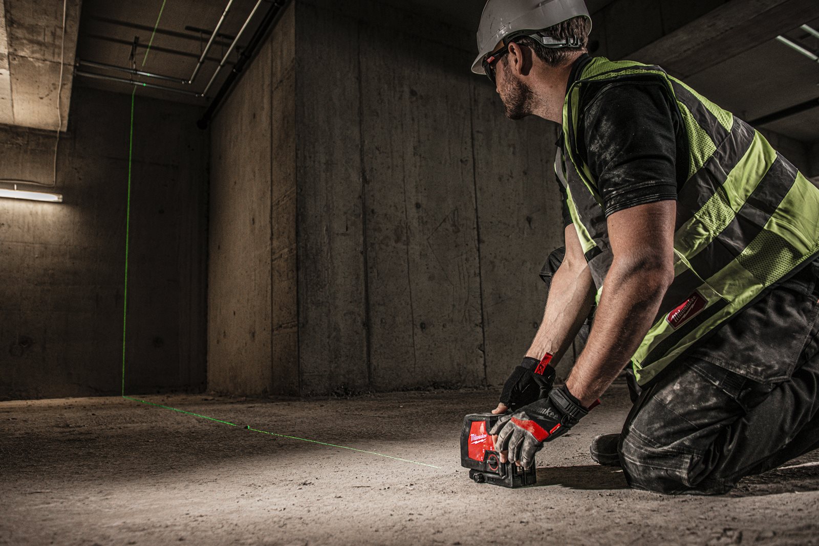Nivelă laser în cruce cu funcție de plumb, fascicul verde, reîncărcabilă REDLITHIUM USB Milwaukee L4 CLLP-301C - in utilizare 13