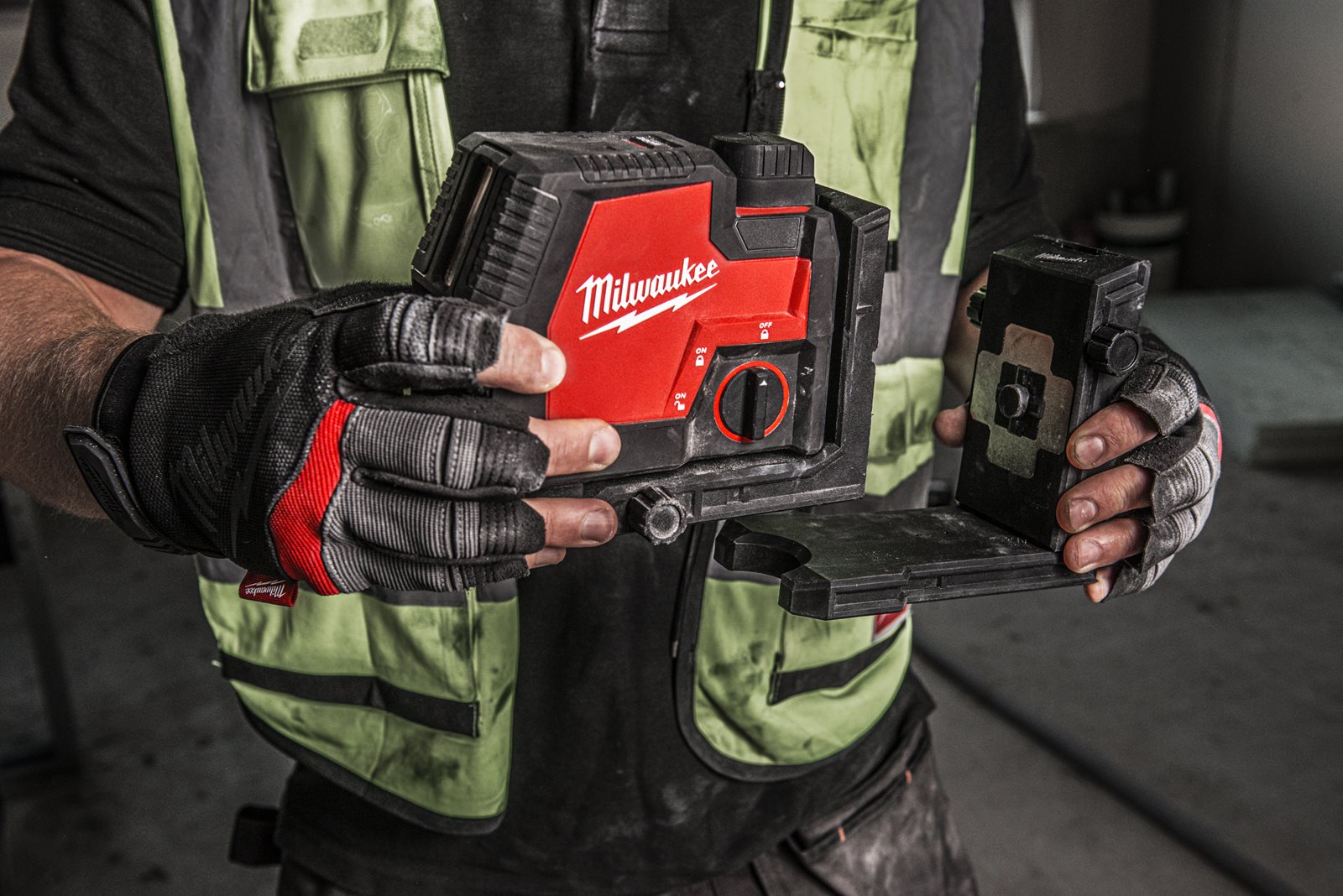Nivelă laser în cruce cu funcție de plumb, fascicul verde, reîncărcabilă REDLITHIUM USB Milwaukee L4 CLLP-301C - in utilizare 14