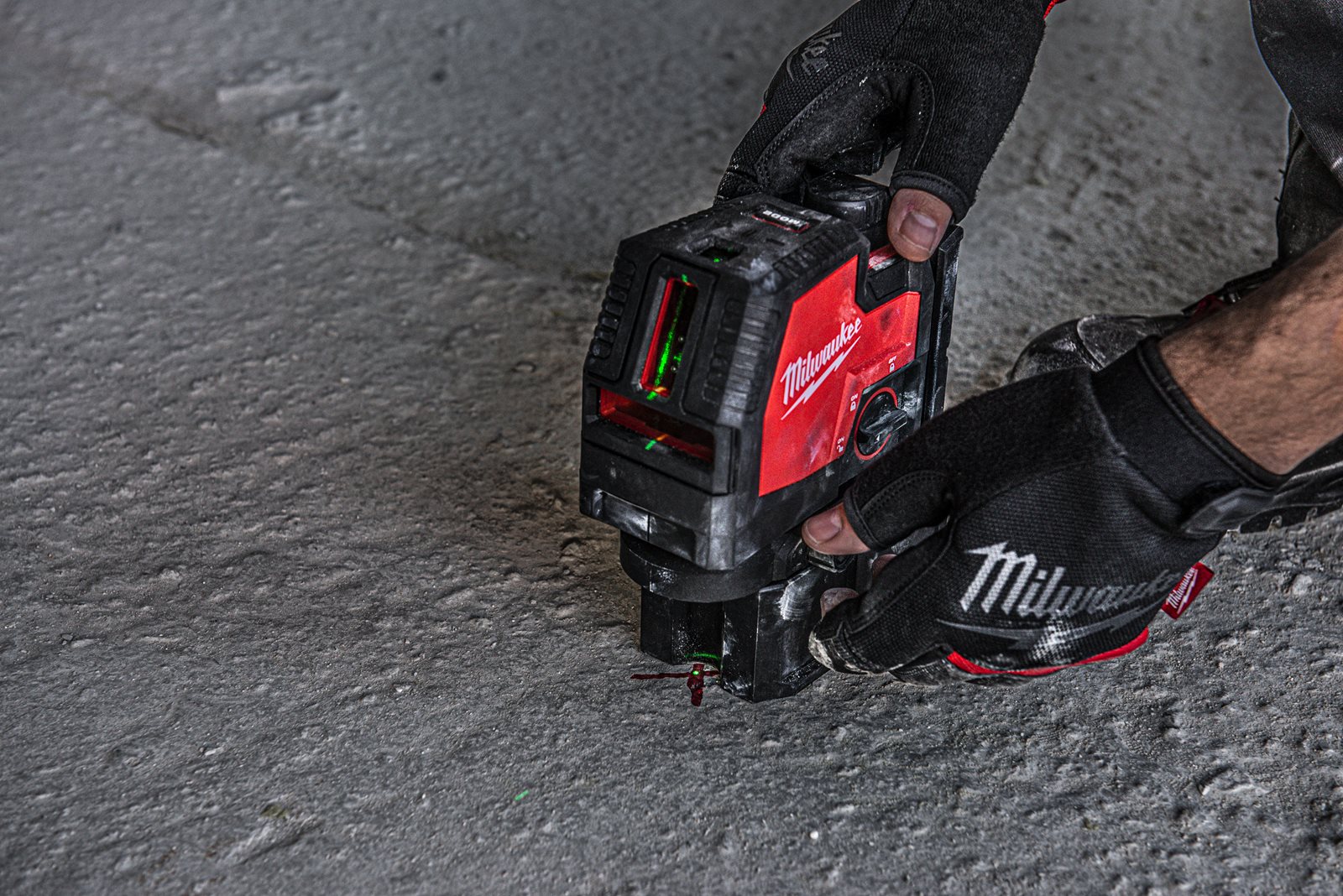 Nivelă laser în cruce cu funcție de plumb, fascicul verde, reîncărcabilă REDLITHIUM USB Milwaukee L4 CLLP-301C - in utilizare 15