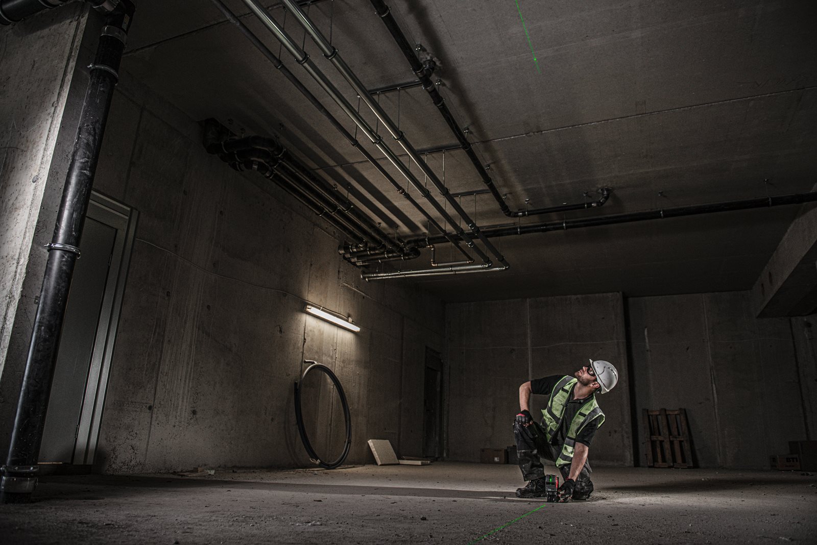 Nivelă laser în cruce cu funcție de plumb, fascicul verde, reîncărcabilă REDLITHIUM USB Milwaukee L4 CLLP-301C - in utilizare 16