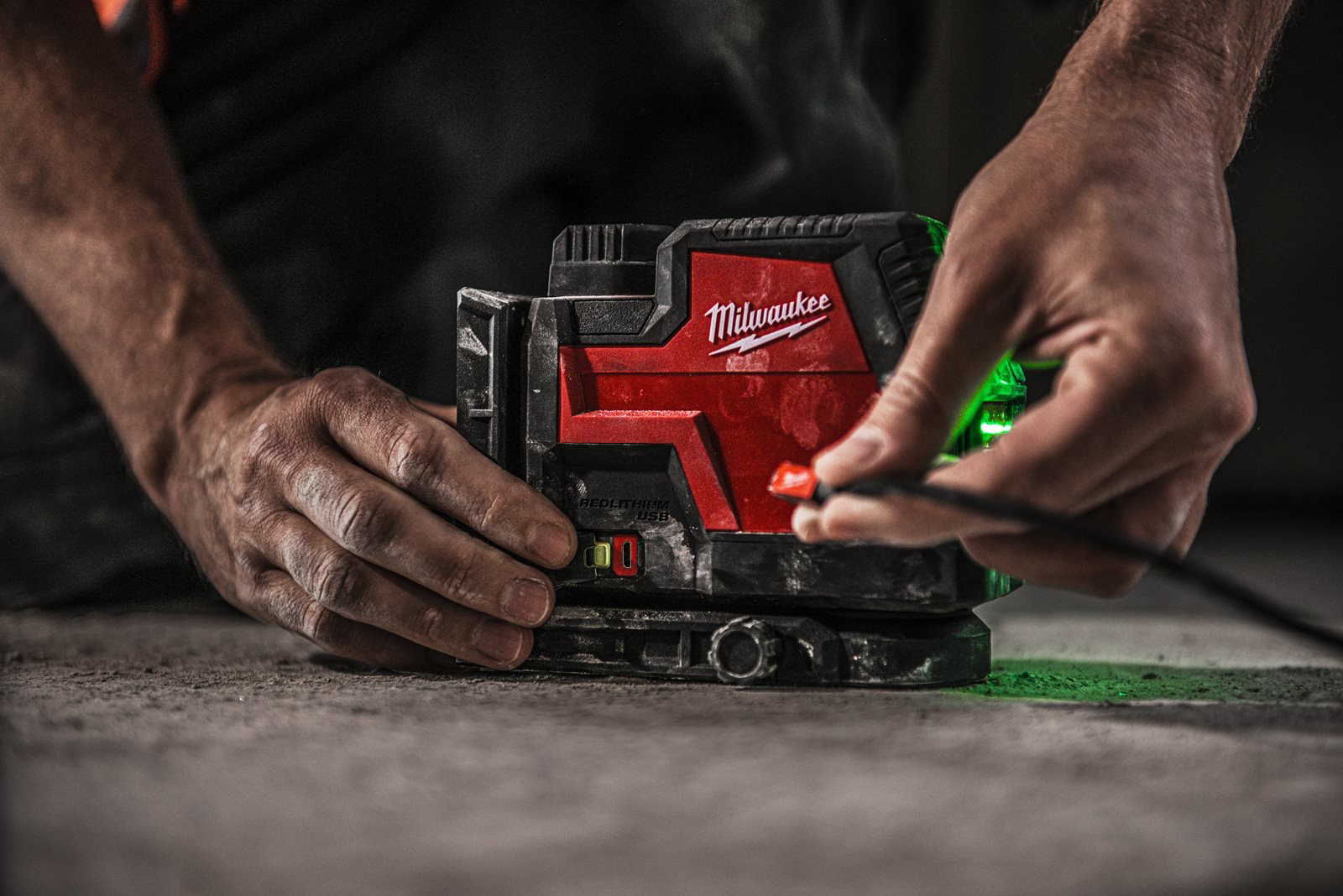 Nivelă laser în cruce cu funcție de plumb, fascicul verde, reîncărcabilă REDLITHIUM USB Milwaukee L4 CLLP-301C - in utilizare 18