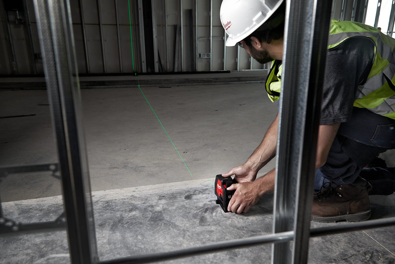 Nivelă laser în cruce cu funcție de plumb, fascicul verde, reîncărcabilă REDLITHIUM USB Milwaukee L4 CLLP-301C - in utilizare 2