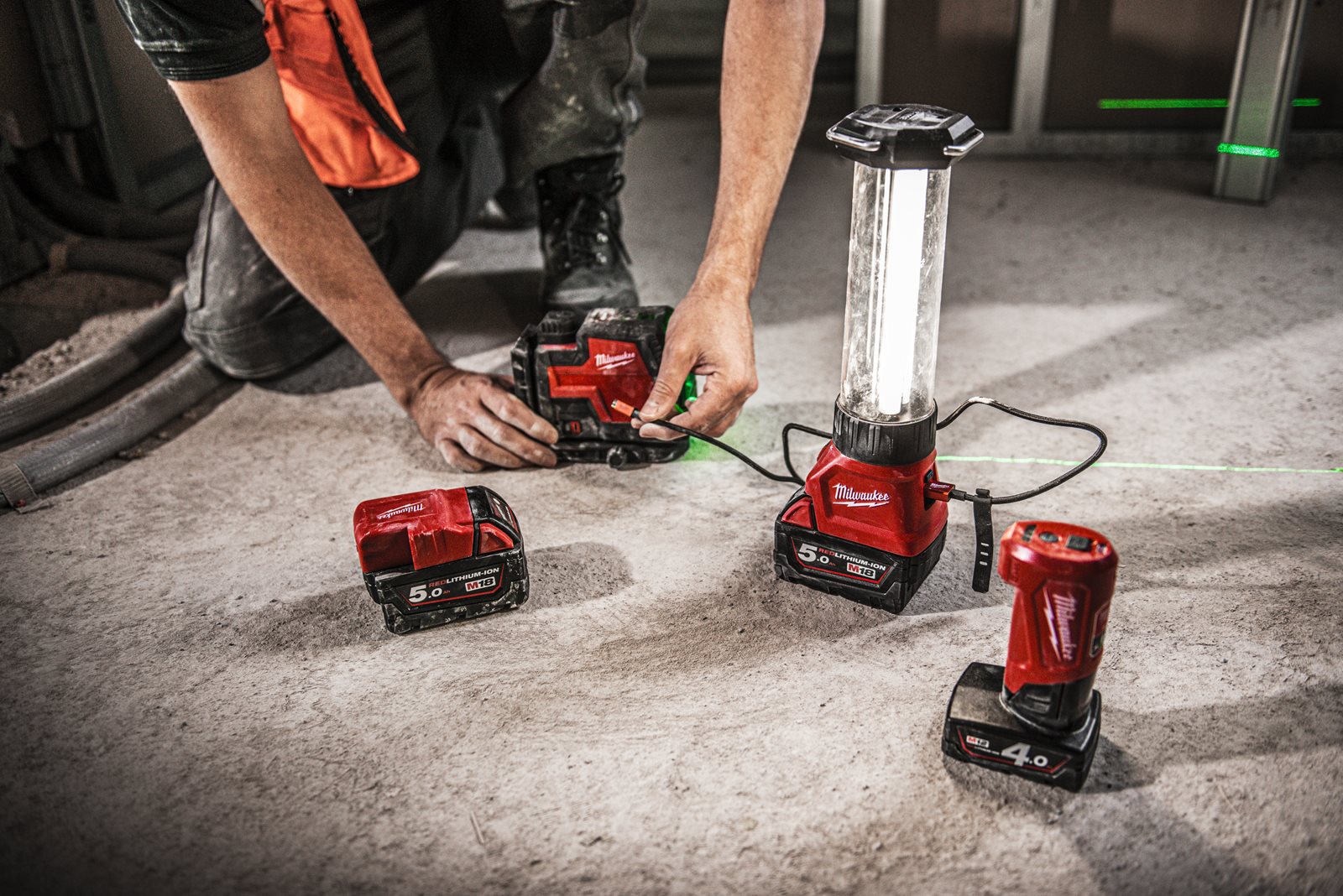 Nivelă laser în cruce cu funcție de plumb, fascicul verde, reîncărcabilă REDLITHIUM USB Milwaukee L4 CLLP-301C - in utilizare 19