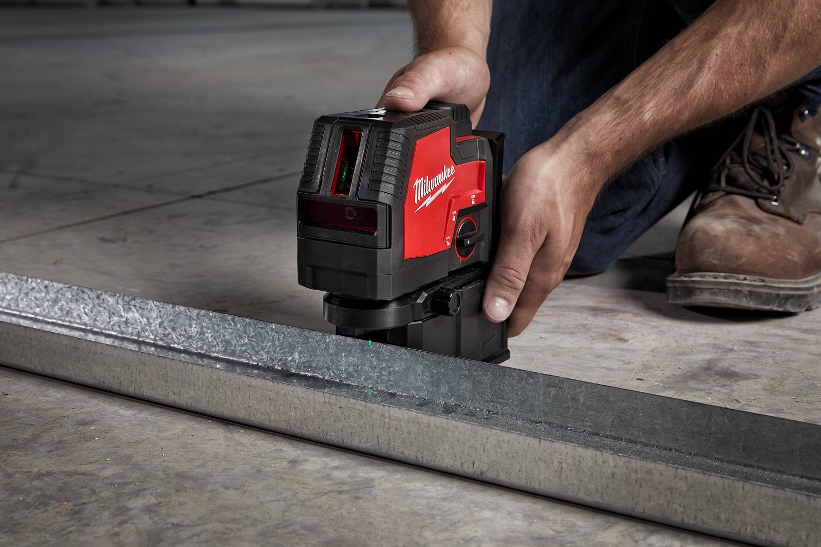 Nivelă laser în cruce cu funcție de plumb, fascicul verde, reîncărcabilă REDLITHIUM USB Milwaukee L4 CLLP-301C - in utilizare 3