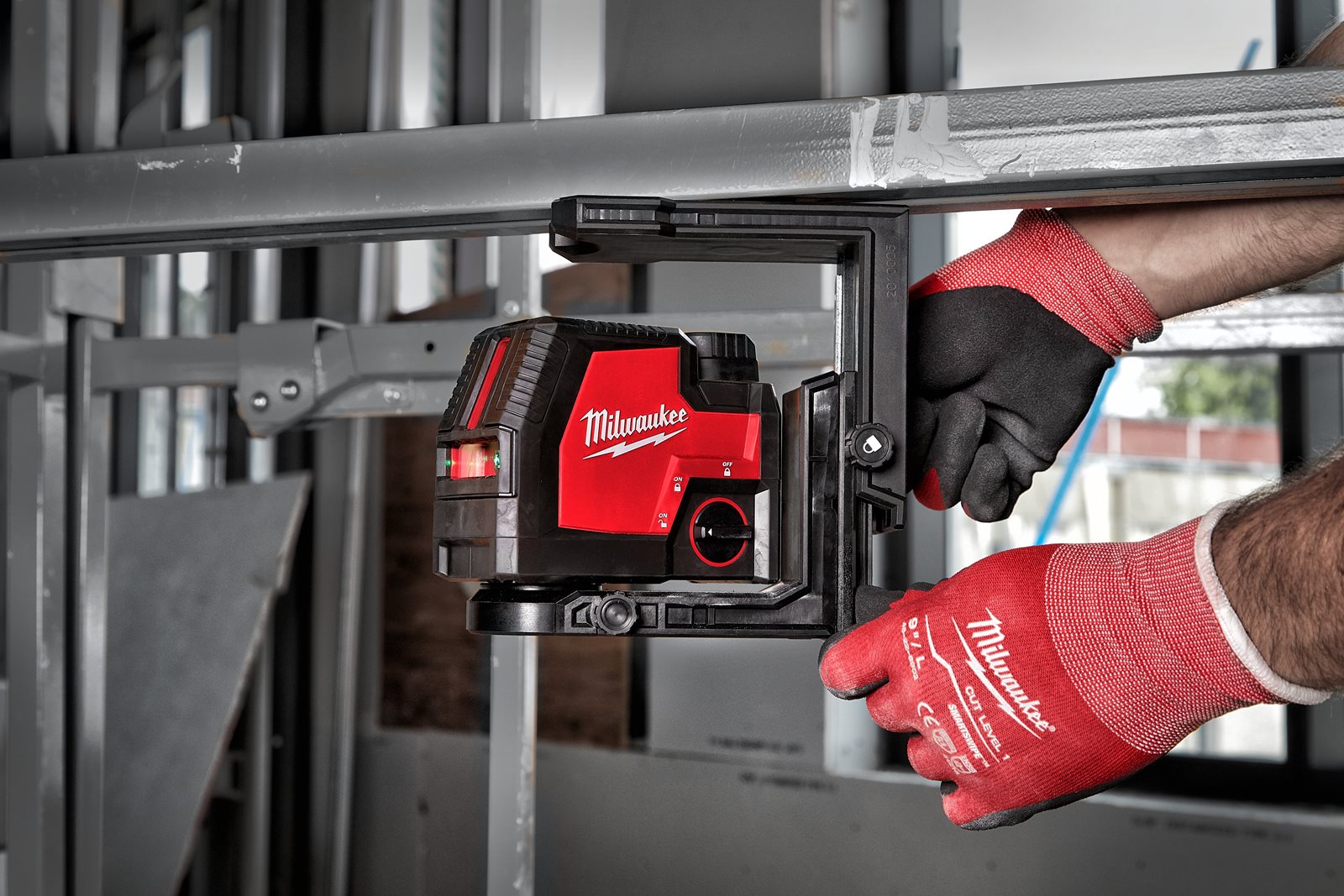 Nivelă laser în cruce cu funcție de plumb, fascicul verde, reîncărcabilă REDLITHIUM USB Milwaukee L4 CLLP-301C - in utilizare 5