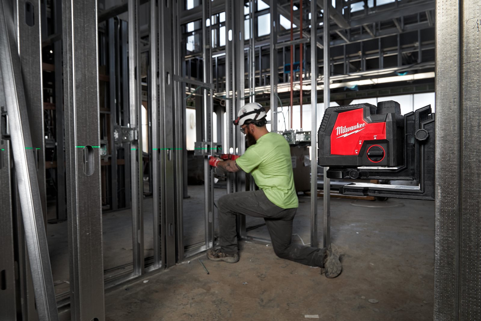 Nivelă laser în cruce cu funcție de plumb, fascicul verde, reîncărcabilă REDLITHIUM USB Milwaukee L4 CLLP-301C - in utilizare 6