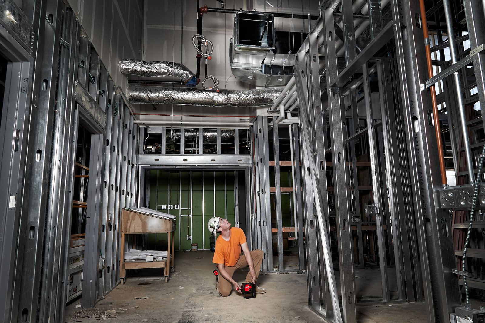 Nivelă laser în cruce cu funcție de plumb, fascicul verde, reîncărcabilă REDLITHIUM USB Milwaukee L4 CLLP-301C - in utilizare 7