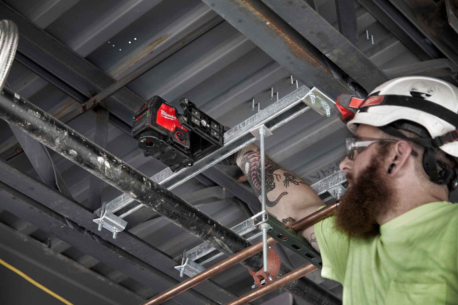 Nivelă laser în cruce cu funcție de plumb, fascicul verde, reîncărcabilă REDLITHIUM USB Milwaukee L4 CLLP-301C - in utilizare 8