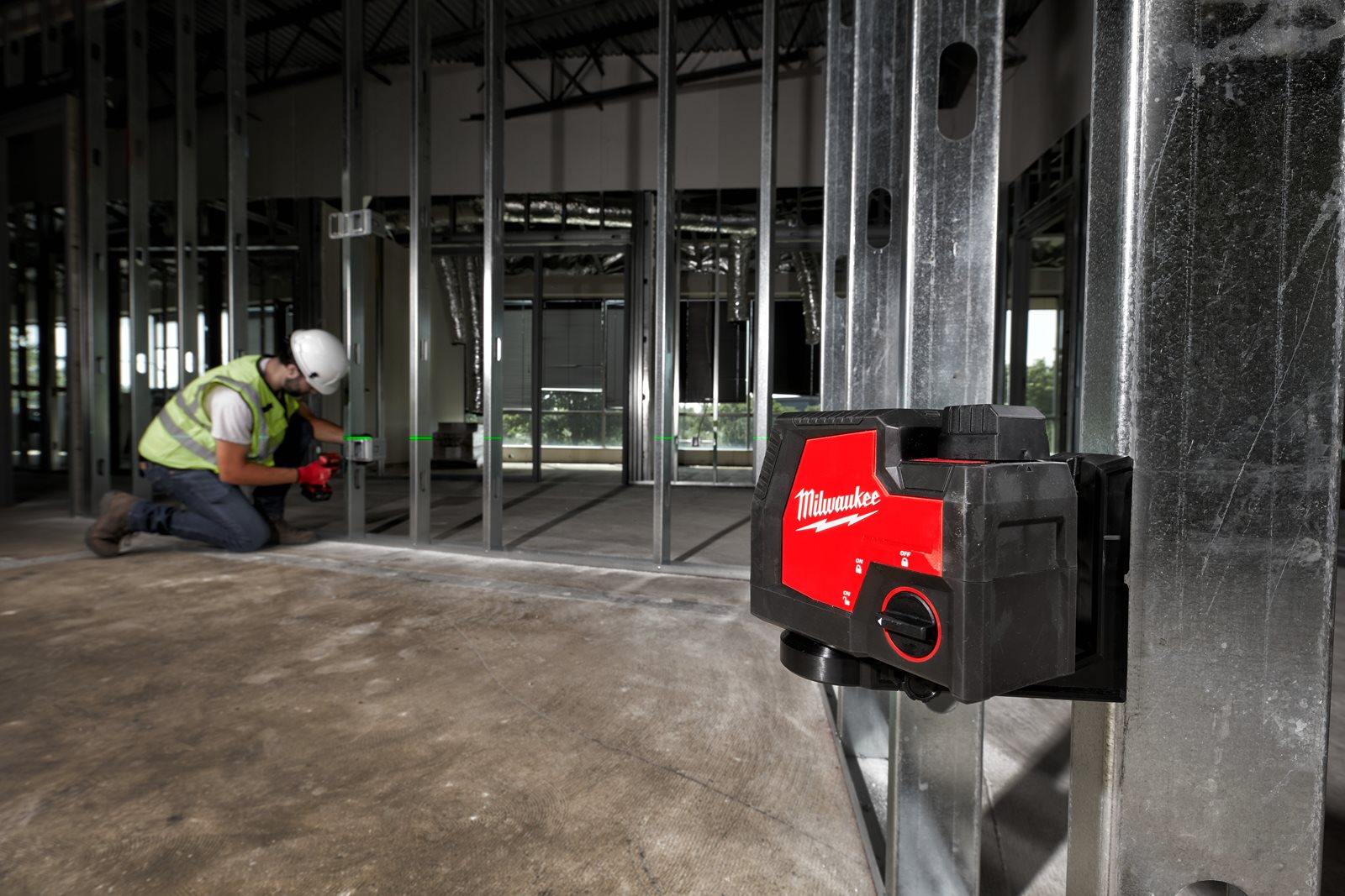 Nivelă laser în cruce cu funcție de plumb, fascicul verde, reîncărcabilă REDLITHIUM USB Milwaukee L4 CLLP-301C - in utilizare 9