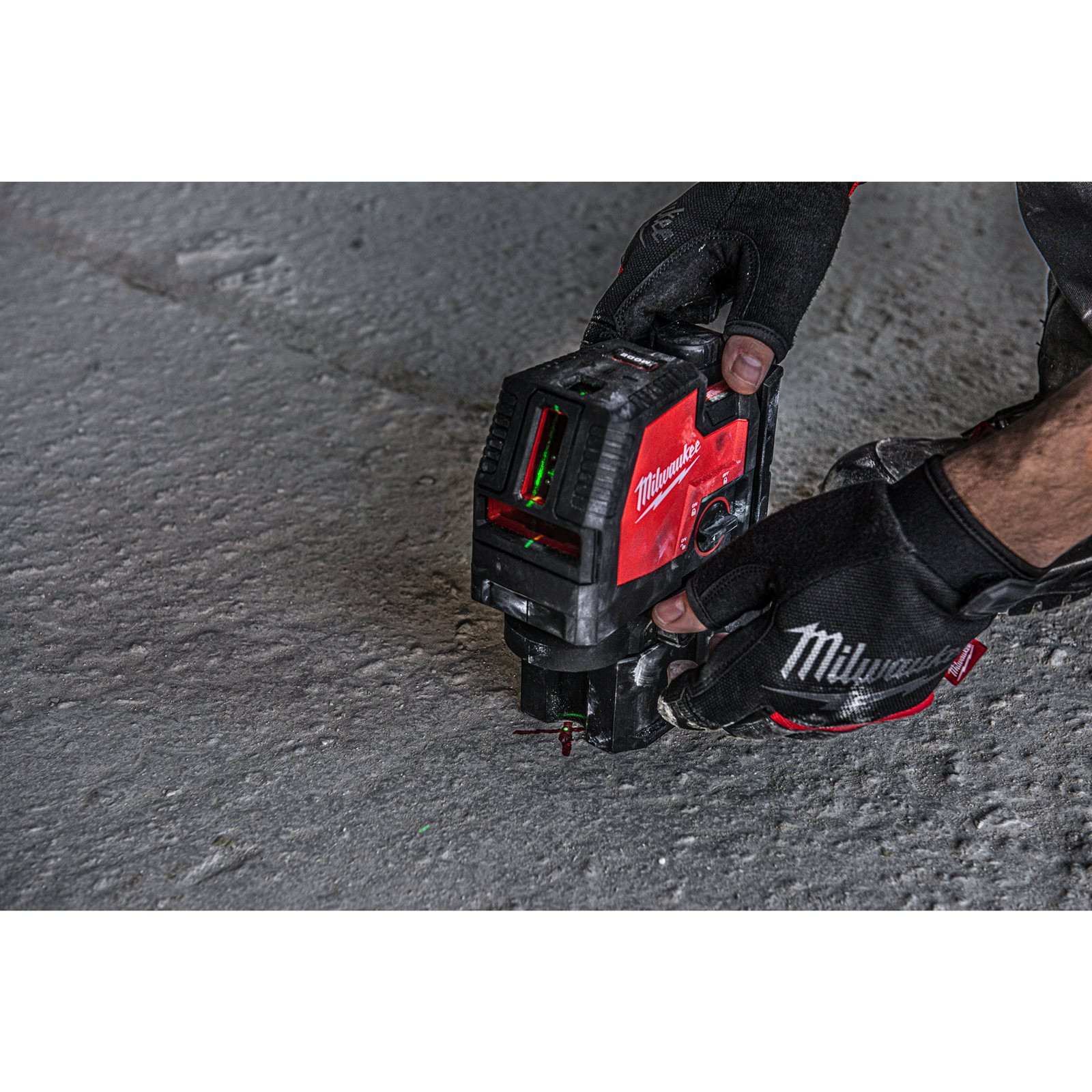 Nivelă laser în cruce cu funcție de plumb, fascicul verde, reîncărcabilă REDLITHIUM USB Milwaukee L4 CLLP-301C - detaliu 1