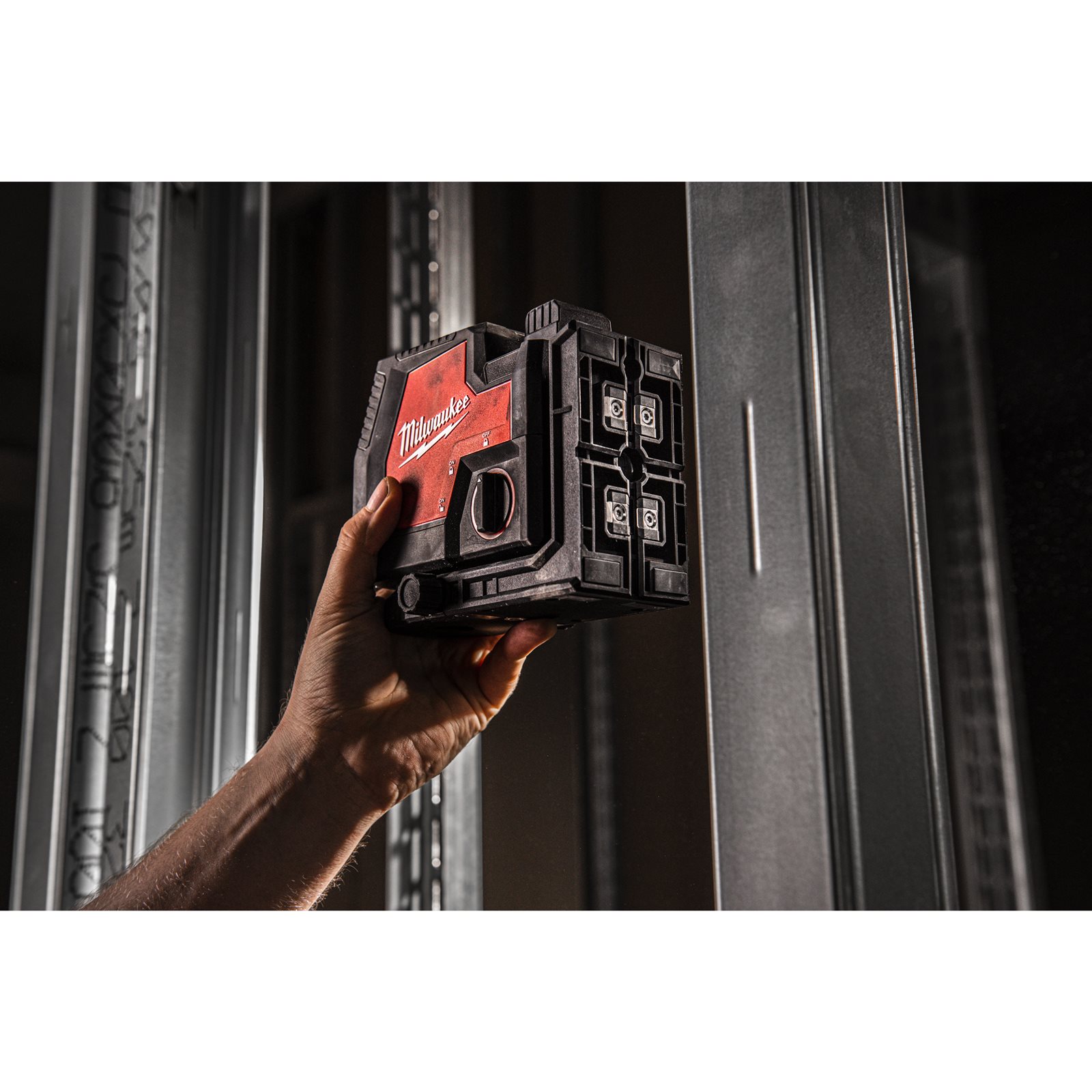 Nivelă laser în cruce cu funcție de plumb, fascicul verde, reîncărcabilă REDLITHIUM USB Milwaukee L4 CLLP-301C - detaliu 2